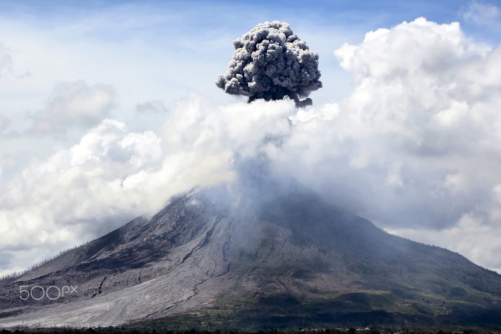 Canon EF-S 18-135mm F3.5-5.6 IS STM sample photo. Mt sinabung eruption photography
