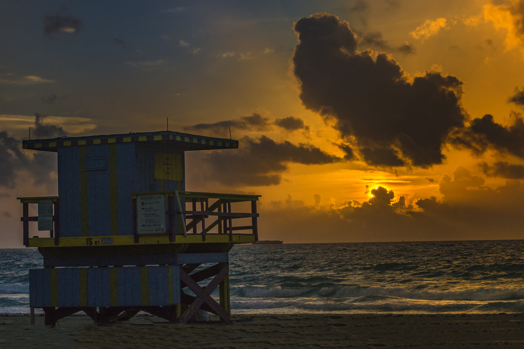 Sony SLT-A77 + Minolta/Sony AF 70-200mm F2.8 G sample photo. Miami strand photography