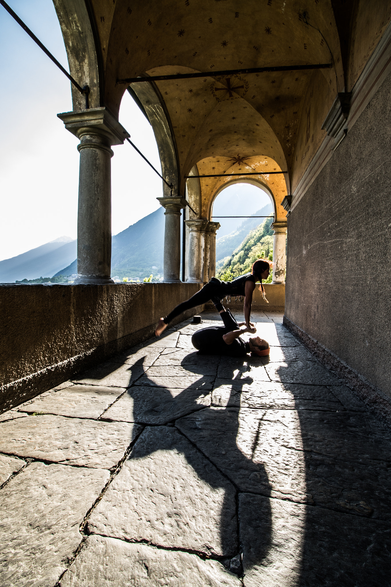 Canon EF-S 10-18mm F4.5–5.6 IS STM sample photo. Couple shadow photography