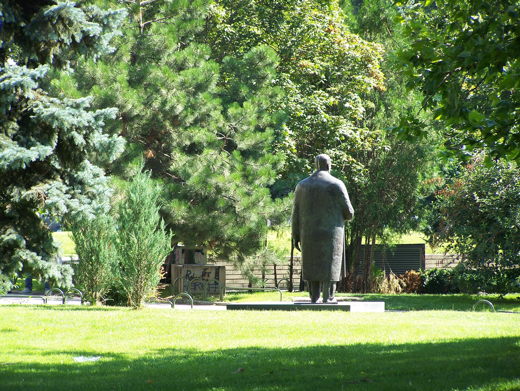 Kodak Z650 ZOOM DIGITAL CAMERA sample photo. The man walking on park photography