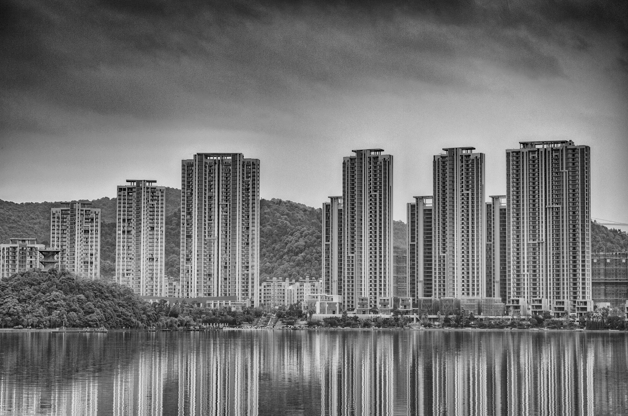 Pentax smc DA 18-55mm F3.5-5.6 AL sample photo. Lake and buildings photography