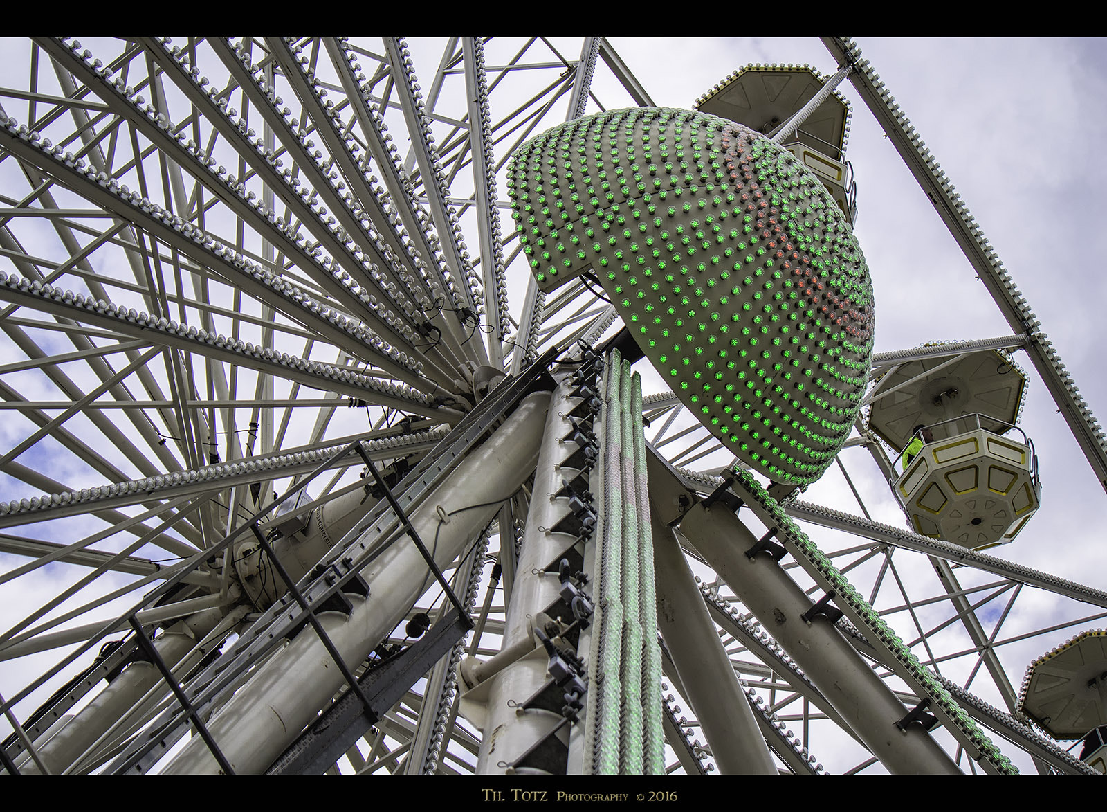 Olympus OM-D E-M5 + LUMIX G VARIO 45-150/F4.0-5.6 sample photo. Ferris wheel photography
