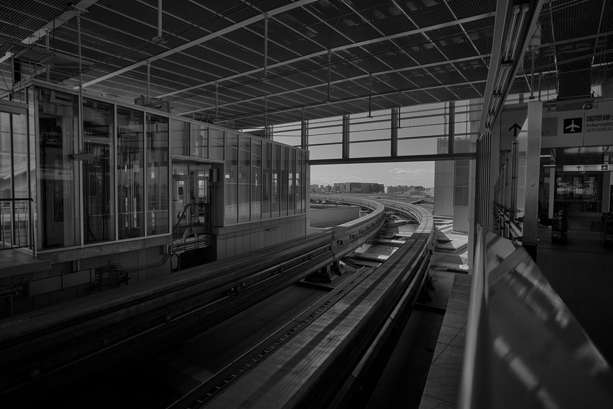 Leica Super-Elmar-M 21mm F3.4 ASPH sample photo. Haneda international airport station - right view photography