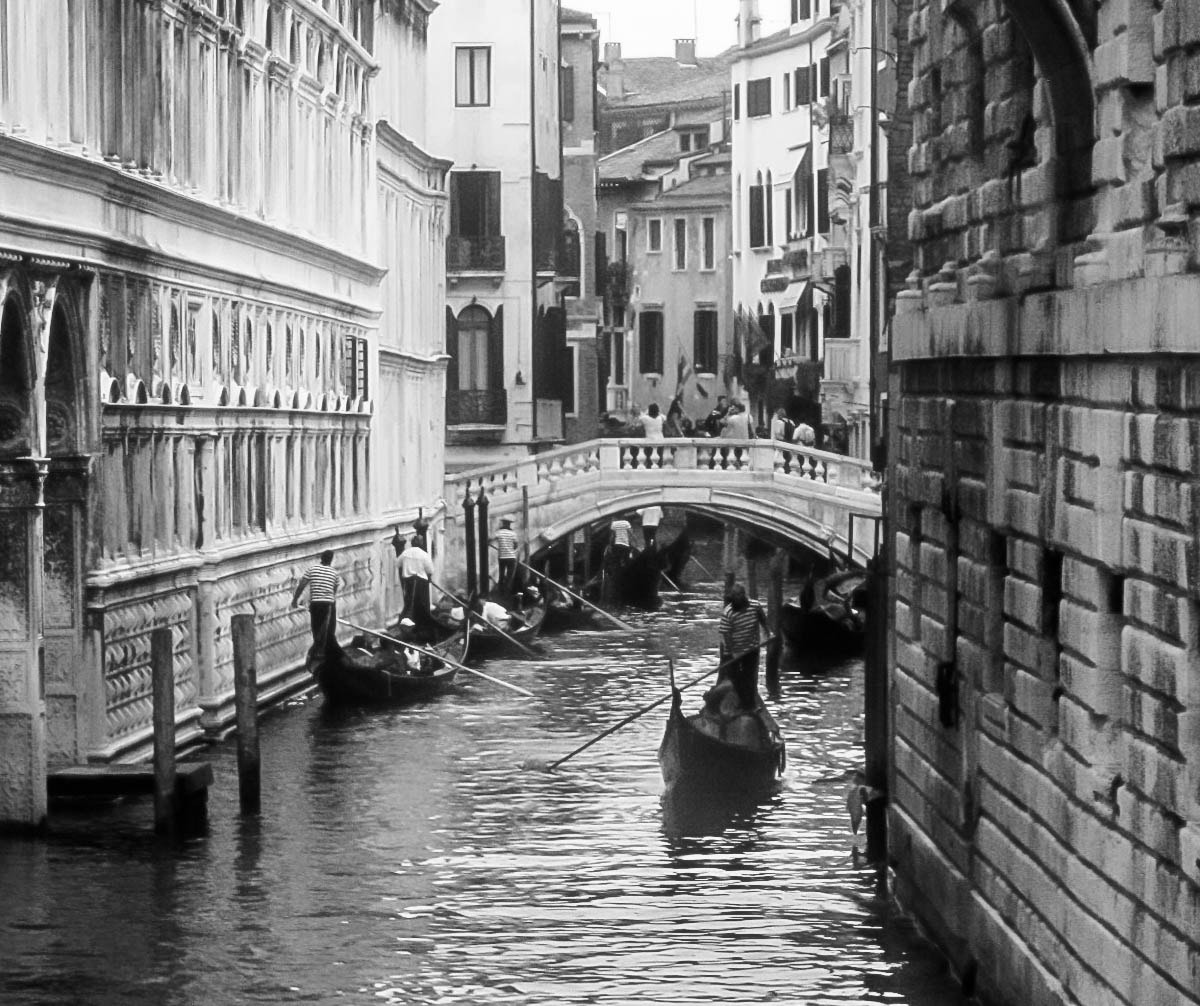 Canon PowerShot SD1300 IS (IXUS 105 / IXY 200F) sample photo. Gondola ride in venice, italy photography