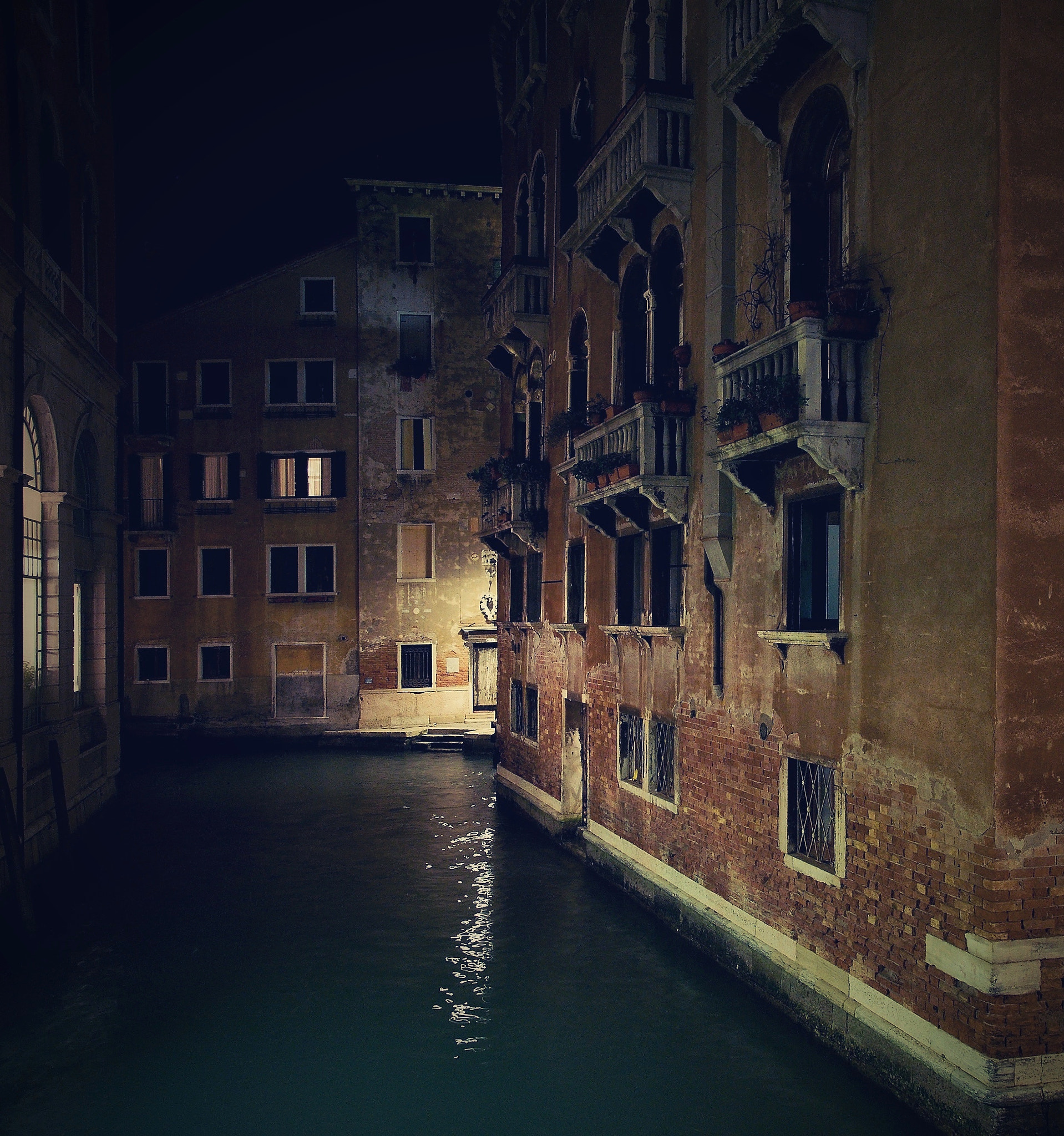 16.00 - 85.00 mm f/3.5 - 5.6 sample photo. Night in venice photography