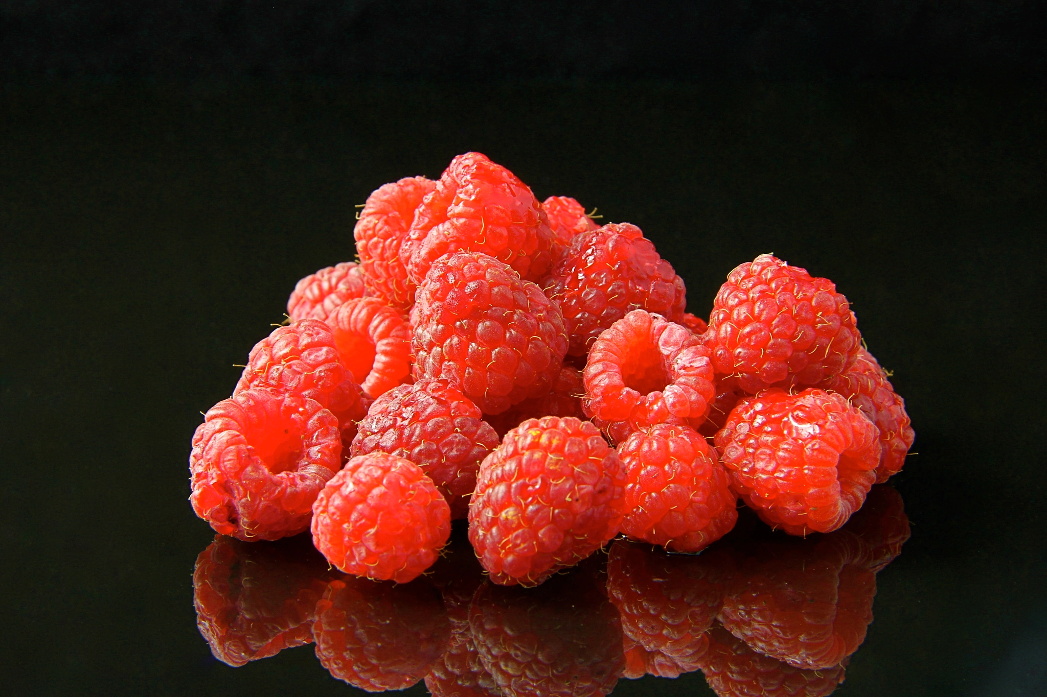 Canon EF-S 18-135mm F3.5-5.6 IS sample photo. Raspberries photography
