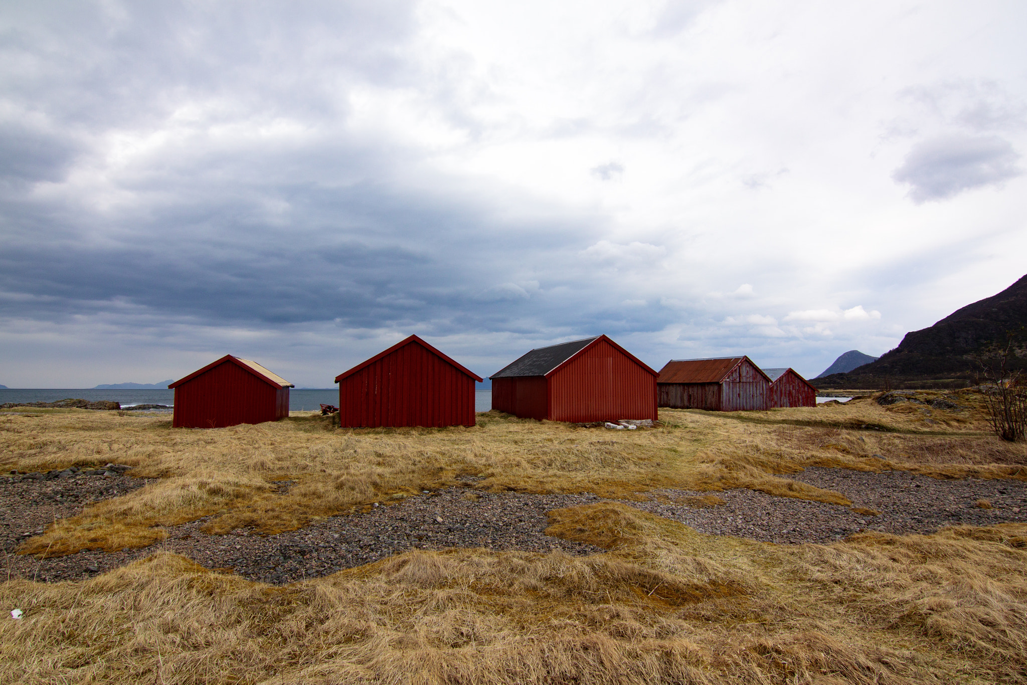 Canon EOS 500D (EOS Rebel T1i / EOS Kiss X3) + Tokina AT-X Pro 11-16mm F2.8 DX sample photo. Five red shacks photography