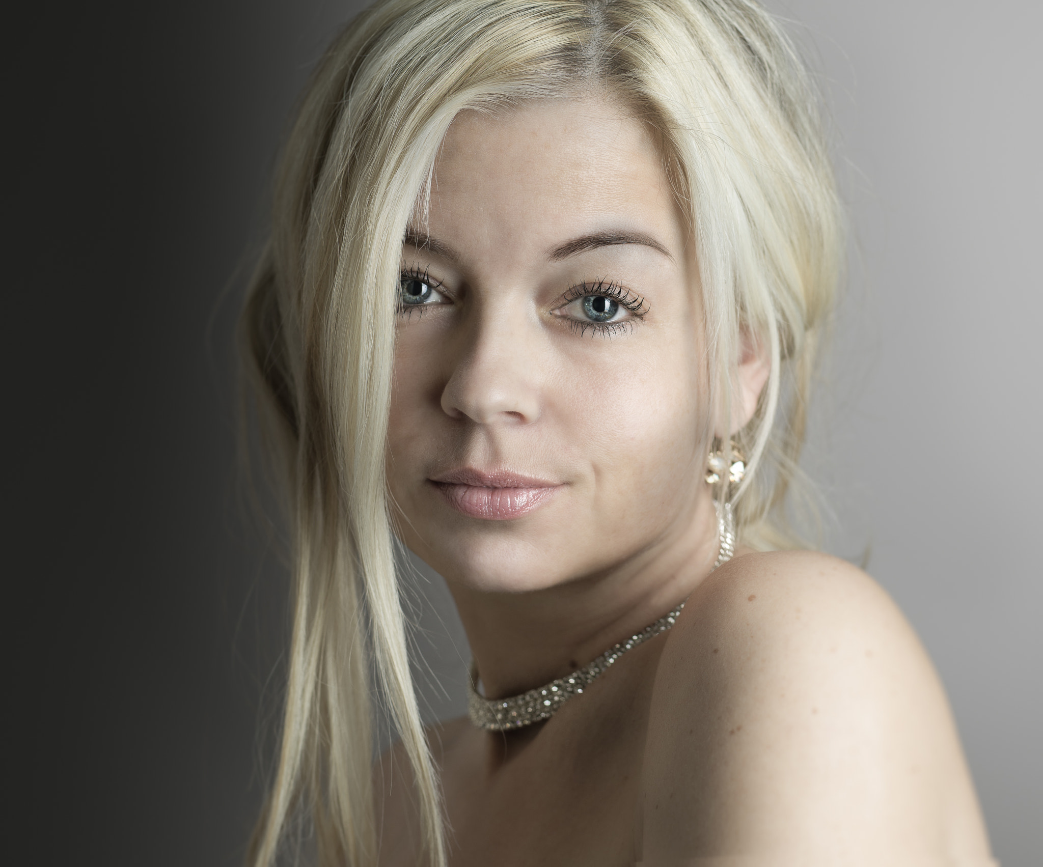 Phase One IQ140 + Schneider LS 80mm f/2.8 sample photo. Blonde photography