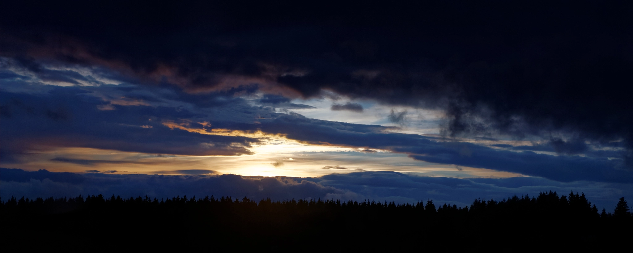Canon EOS 600D (Rebel EOS T3i / EOS Kiss X5) + Canon EF 35mm F2 sample photo. Sunset over the thuringian forest photography