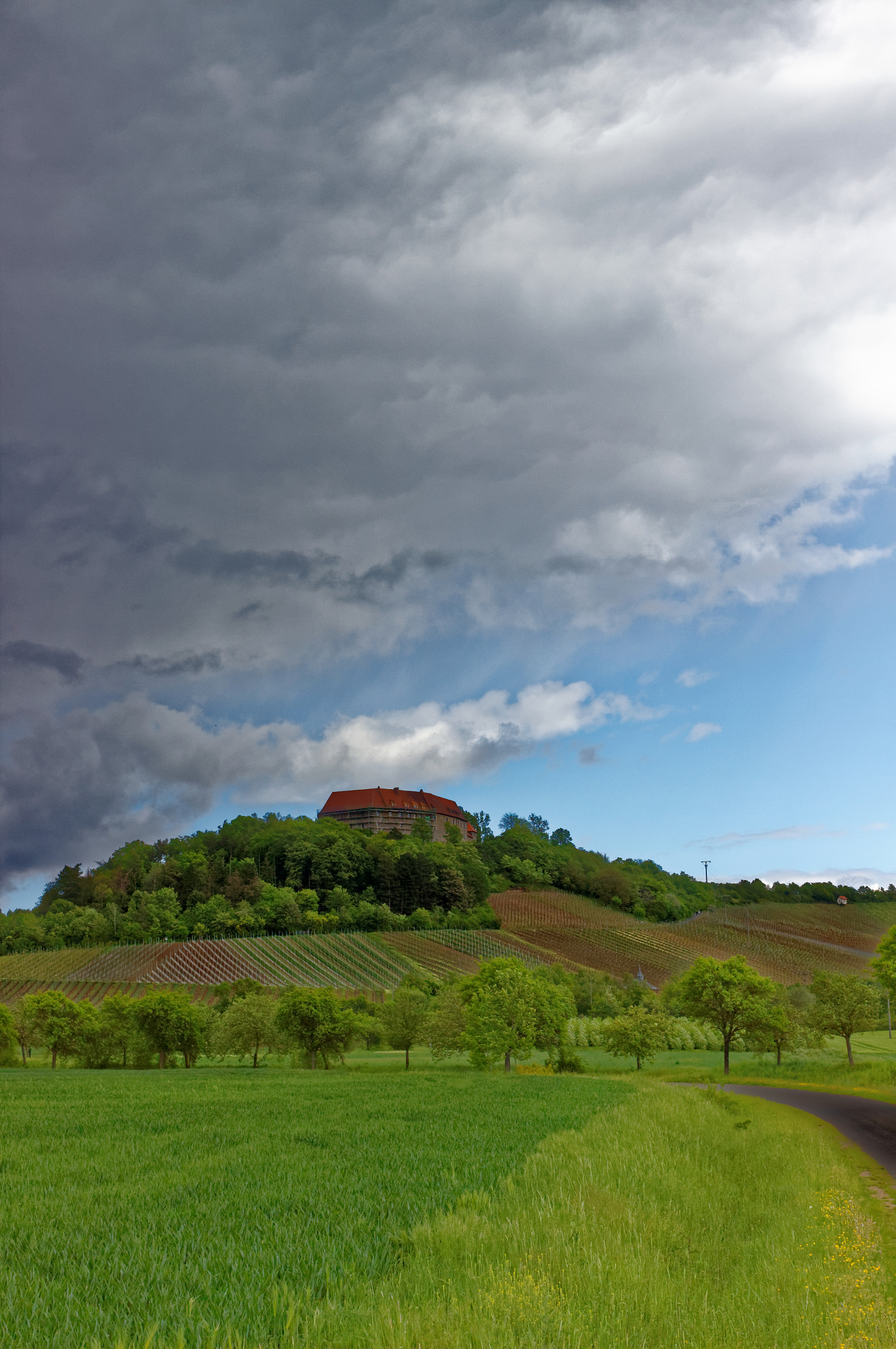 Canon EOS 600D (Rebel EOS T3i / EOS Kiss X5) + Canon EF 35mm F2 sample photo. Castle hoheneck near ipsheim, germany photography