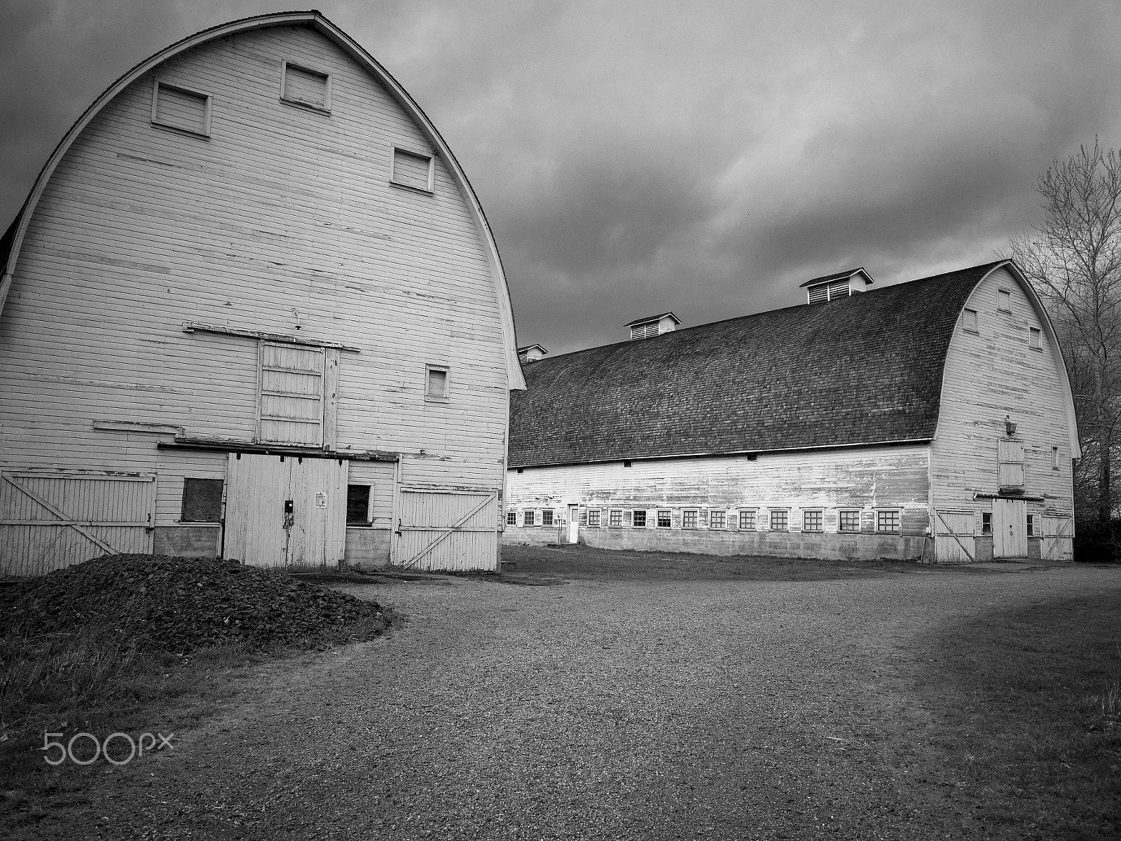 Olympus PEN E-PL5 + Panasonic Lumix G 14mm F2.5 ASPH sample photo. Historic barns in b&w photography