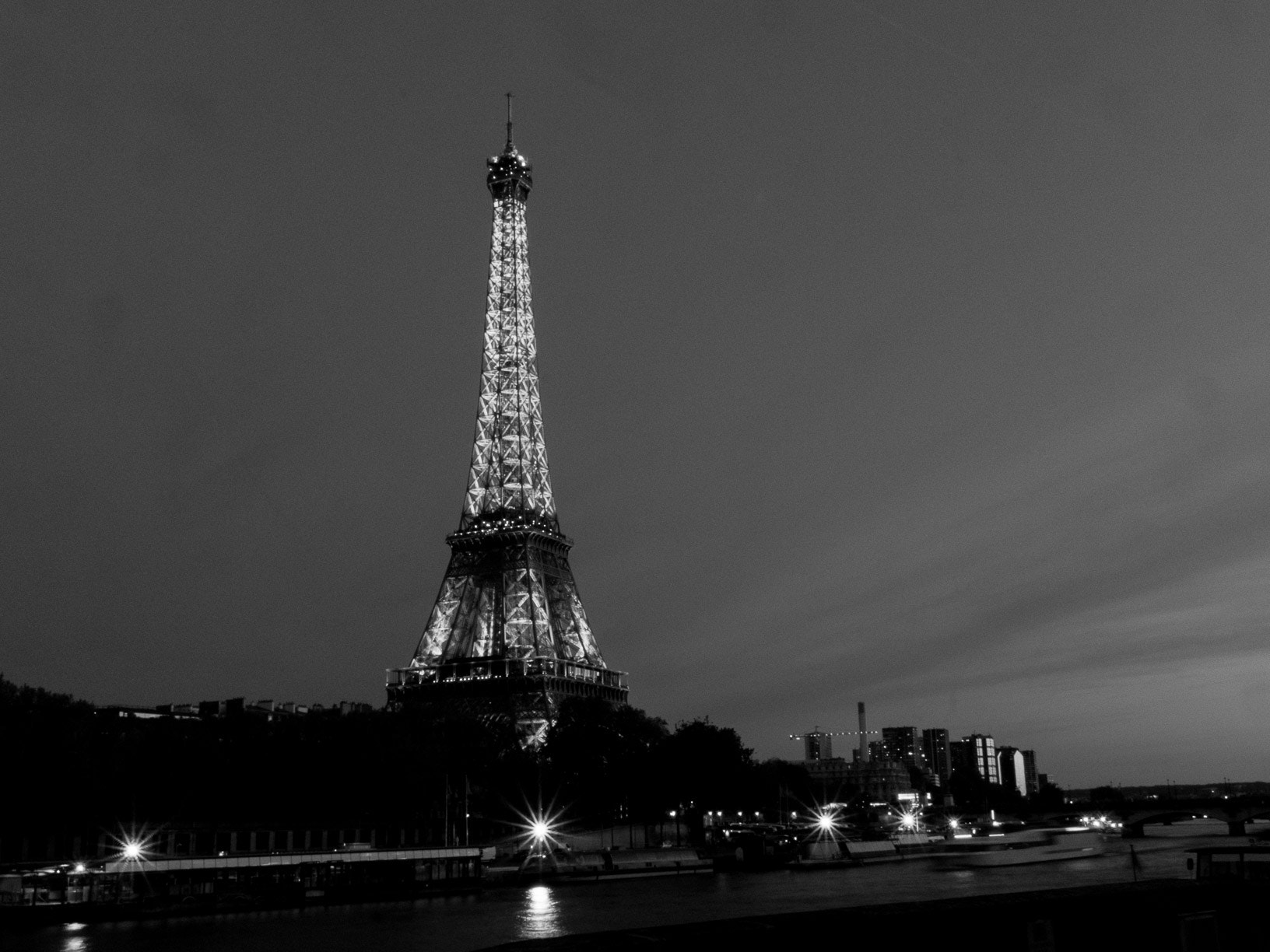 Sigma 18-250mm F3.5-6.3 DC Macro OS HSM sample photo. Eiffel photography