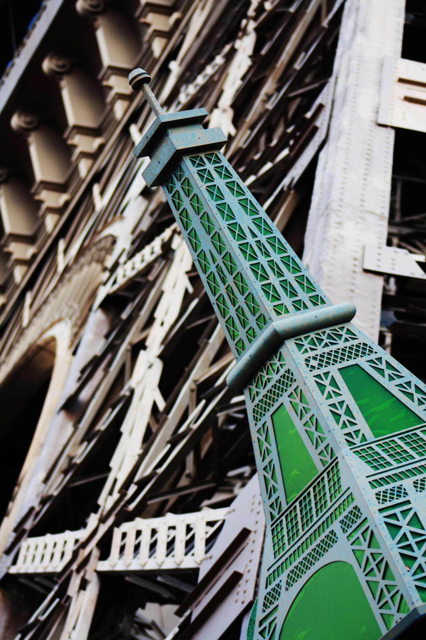Canon EOS 1000D (EOS Digital Rebel XS / EOS Kiss F) sample photo. Eiffel tower photography