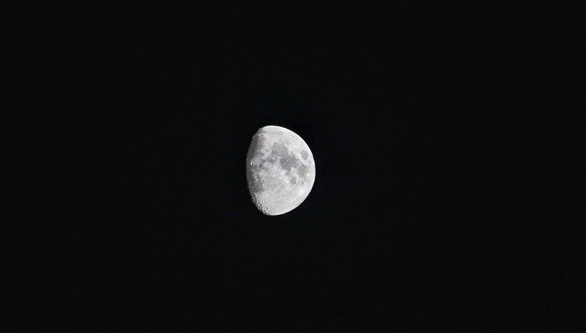 Canon EOS 650D (EOS Rebel T4i / EOS Kiss X6i) + Canon 70-300mm sample photo. Lonely moon photography