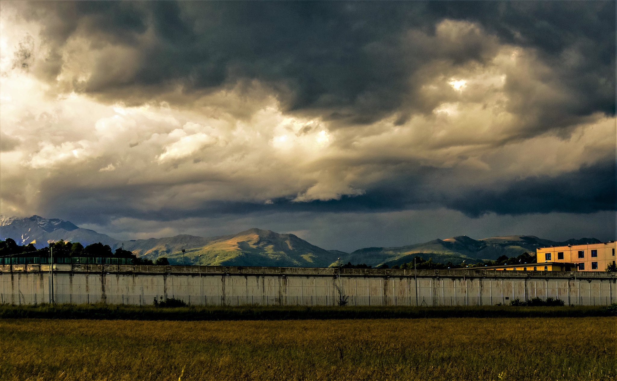 Nikon AF-S Nikkor 16-35mm F4G ED VR sample photo. Behind the wall... photography