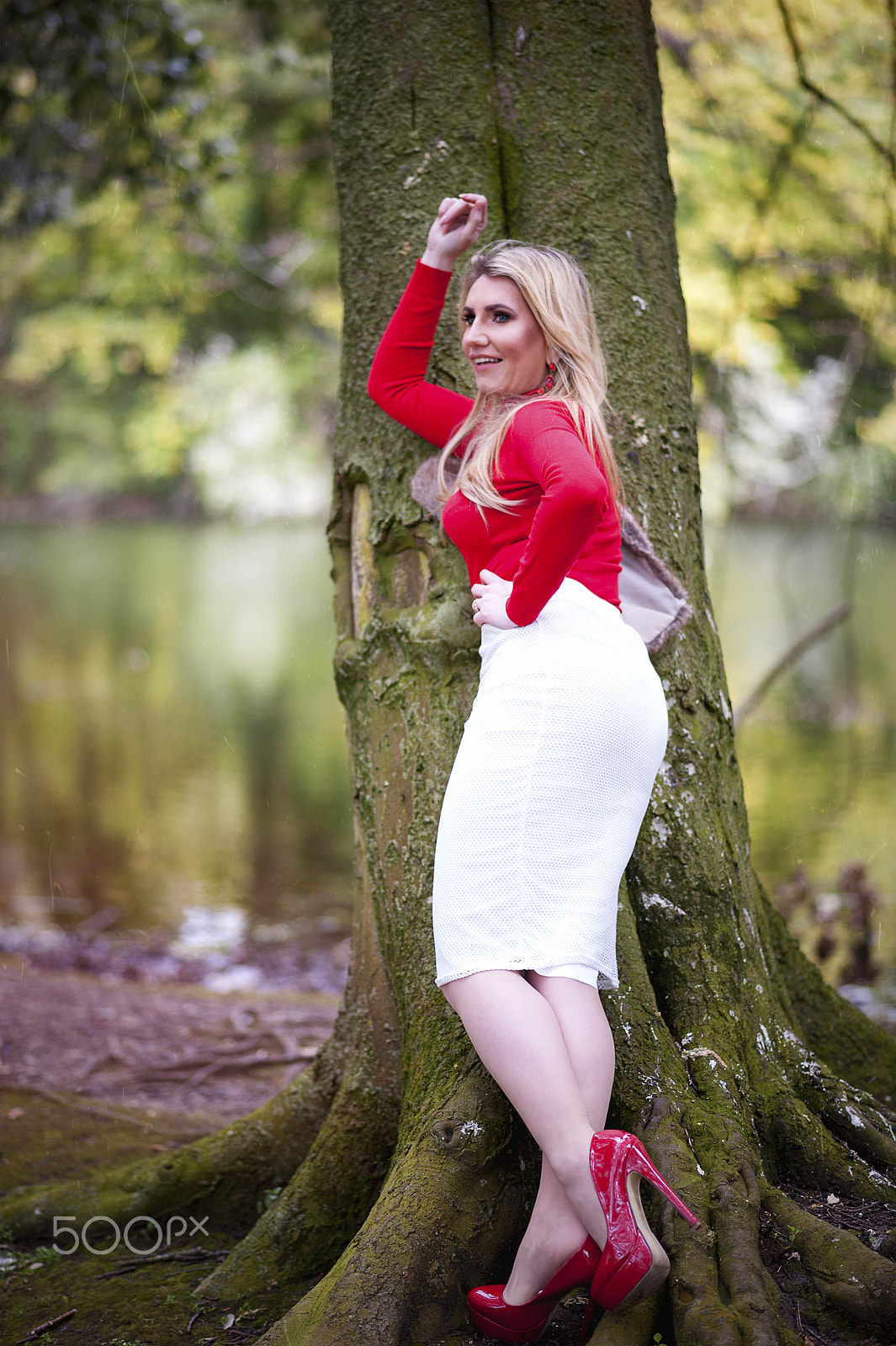 Nikon D3 + Nikon AF-S Nikkor 85mm F1.8G sample photo. Lady in red photography