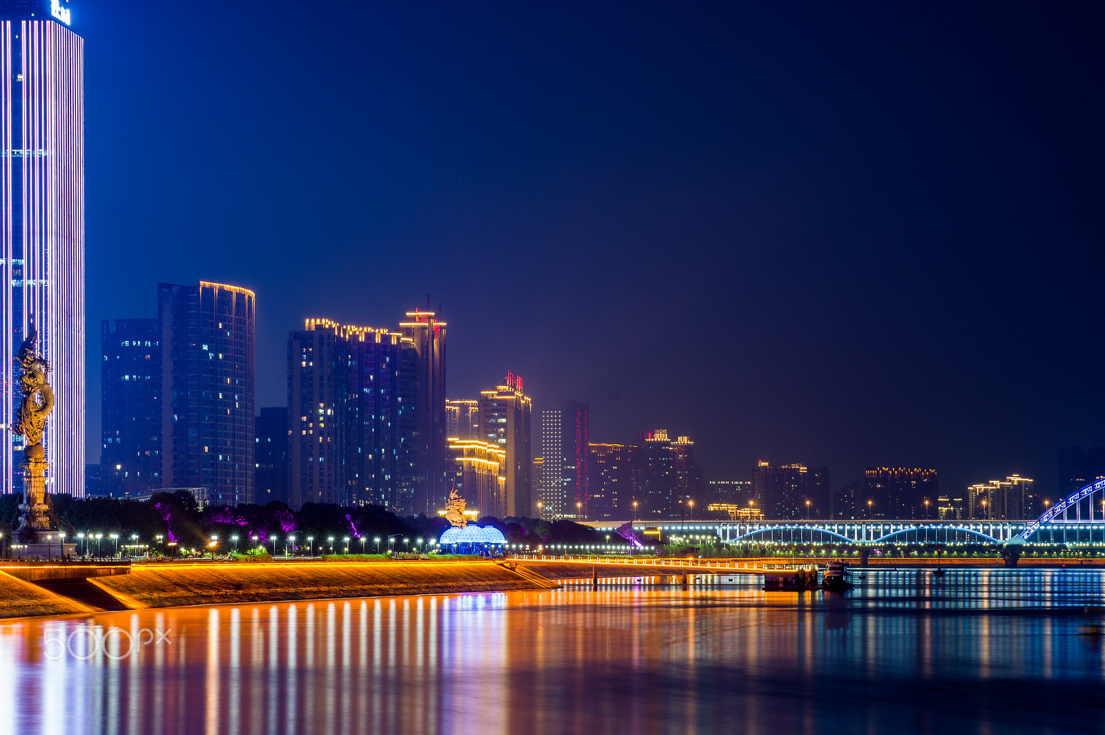 Tamron AF 70-300mm F4-5.6 Di LD Macro sample photo. Neon nights by qiantang rive photography