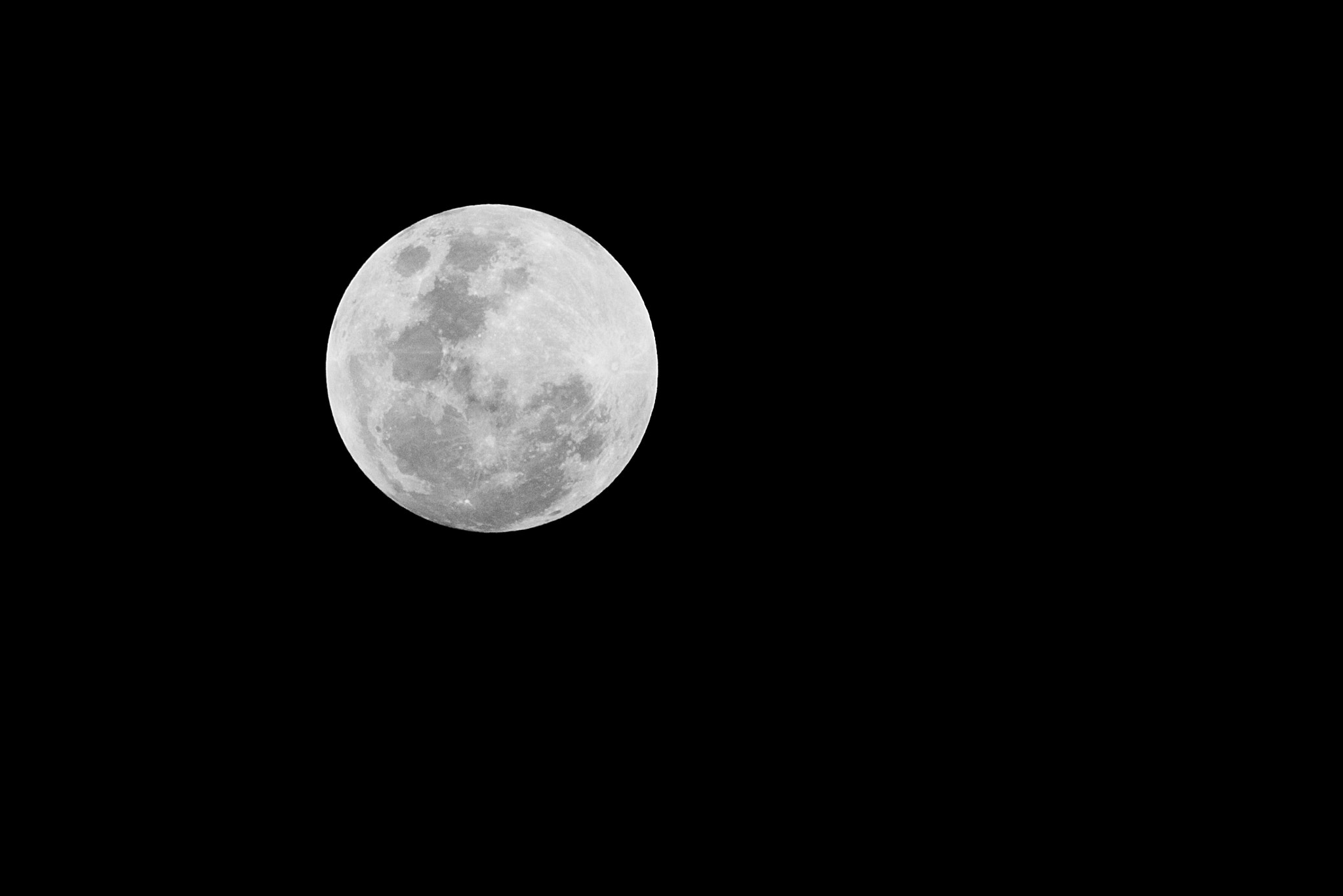 Canon EOS 50D + Tamron SP 70-300mm F4-5.6 Di VC USD sample photo. Fullmoon on sea photography