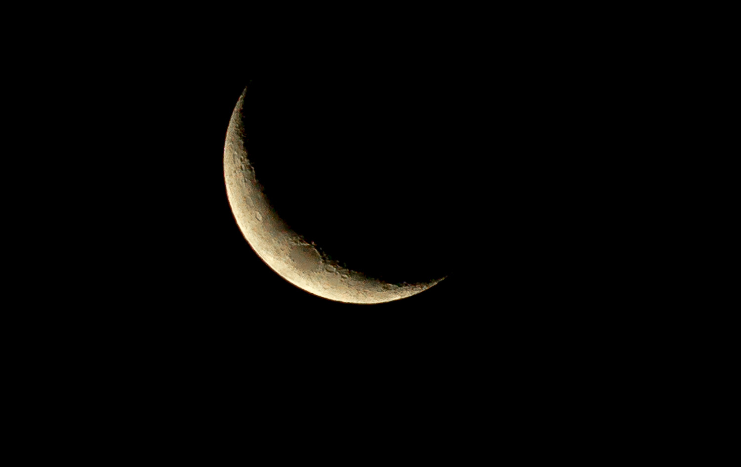 Canon EOS 1200D (EOS Rebel T5 / EOS Kiss X70 / EOS Hi) + Canon EF 70-200mm F4L USM sample photo. Waning crescent moon photography