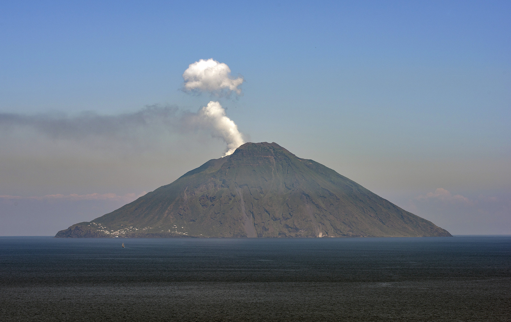 Sigma 150mm F2.8 EX DG OS Macro HSM sample photo. Stromboli photography