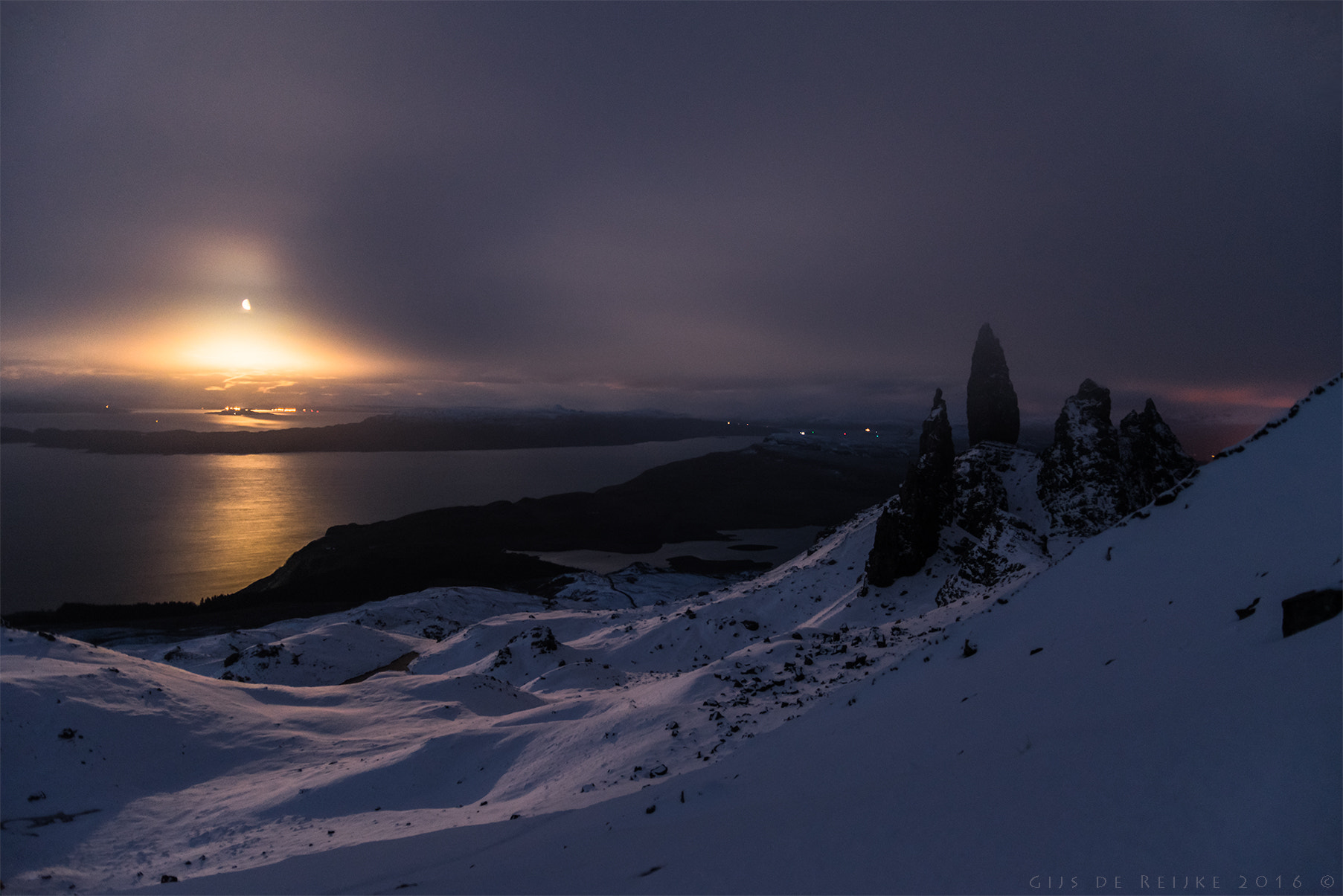 AF Zoom-Nikkor 28-80mm f/3.3-5.6G sample photo. Golden moonrise photography