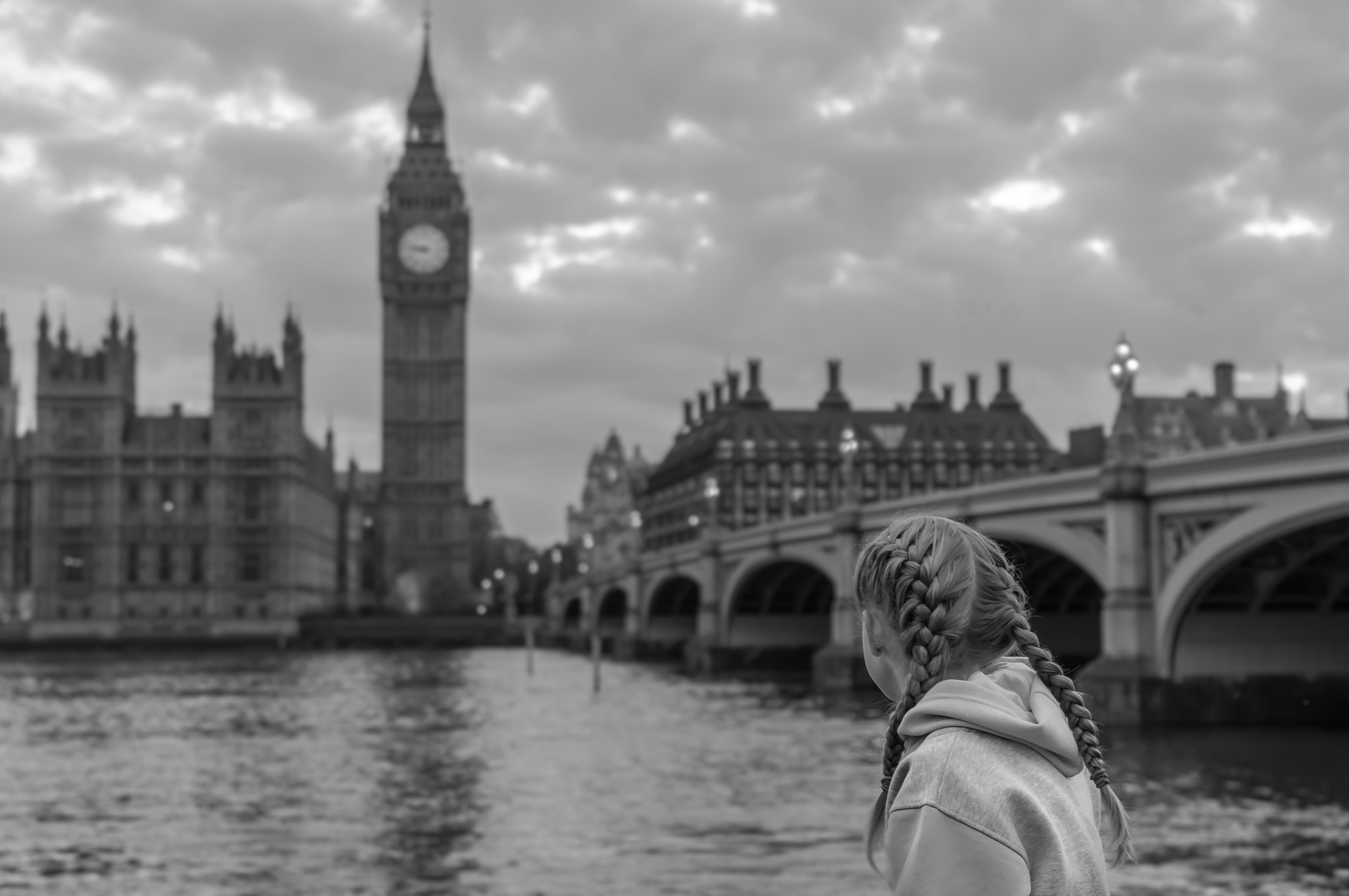 Sony SLT-A55 (SLT-A55V) + Sigma 17-70mm F2.8-4 DC Macro HSM sample photo. The girl and big ben photography