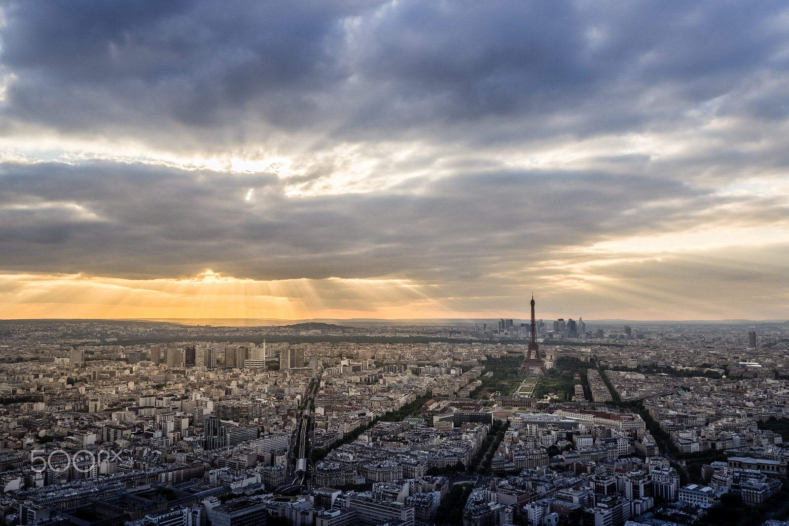 Canon EOS 600D (Rebel EOS T3i / EOS Kiss X5) + Canon EF 16-35mm F4L IS USM sample photo. Sunbeams over paris photography