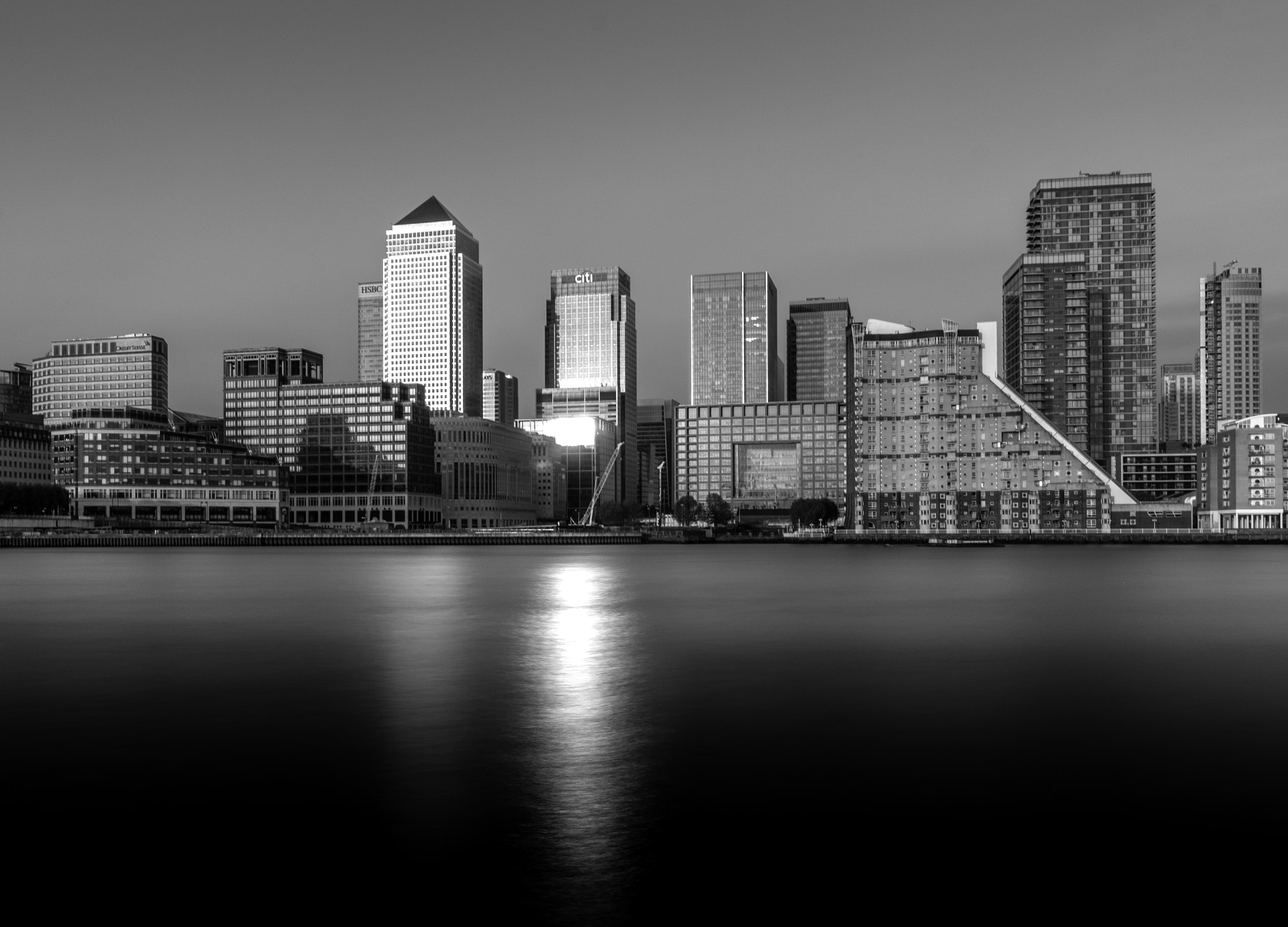 Canon EF-S 10-18mm F4.5–5.6 IS STM sample photo. Canary wharf moody photography