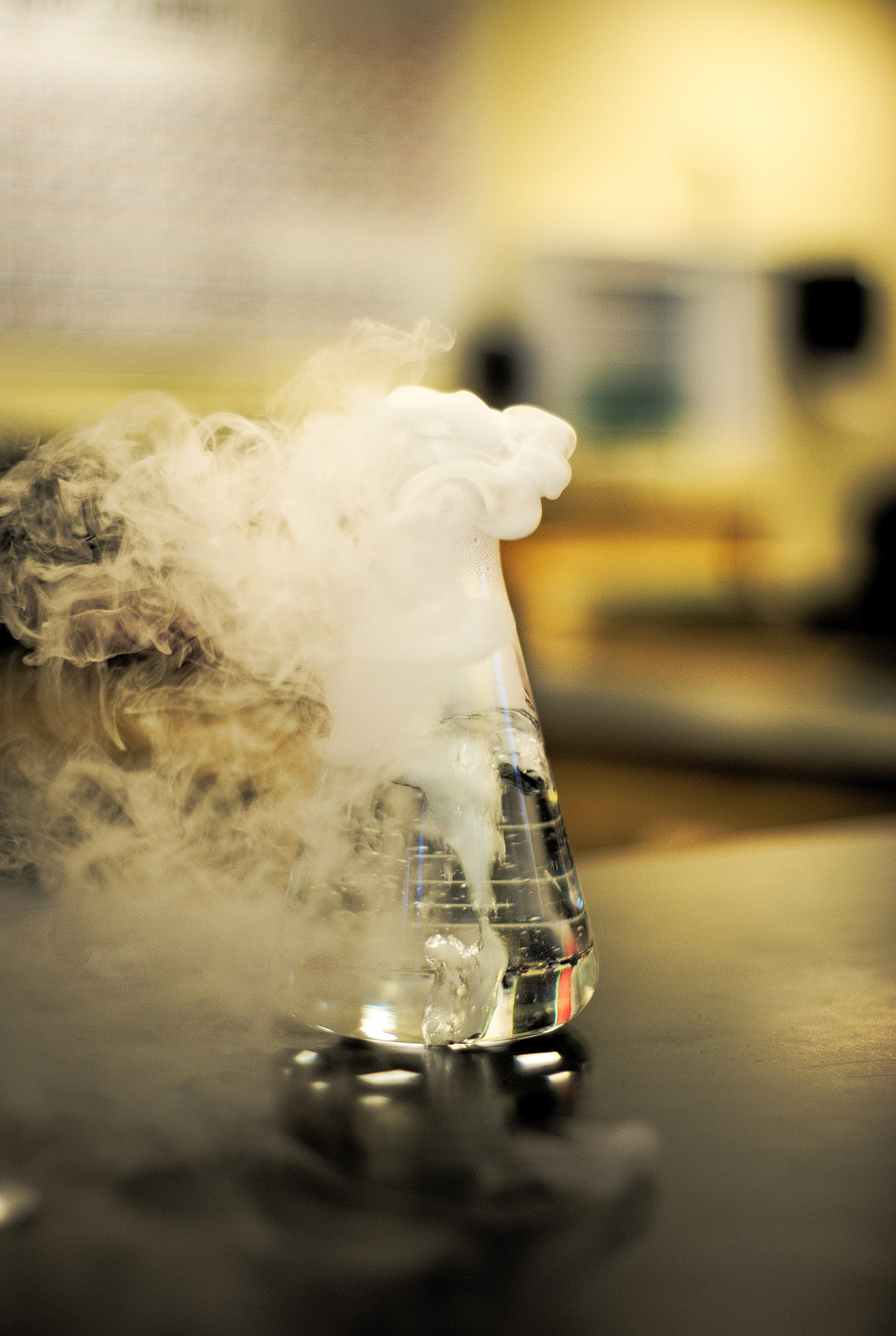 Sony Alpha DSLR-A100 + Minolta AF 50mm F1.7 sample photo. The dry ice experiment photography