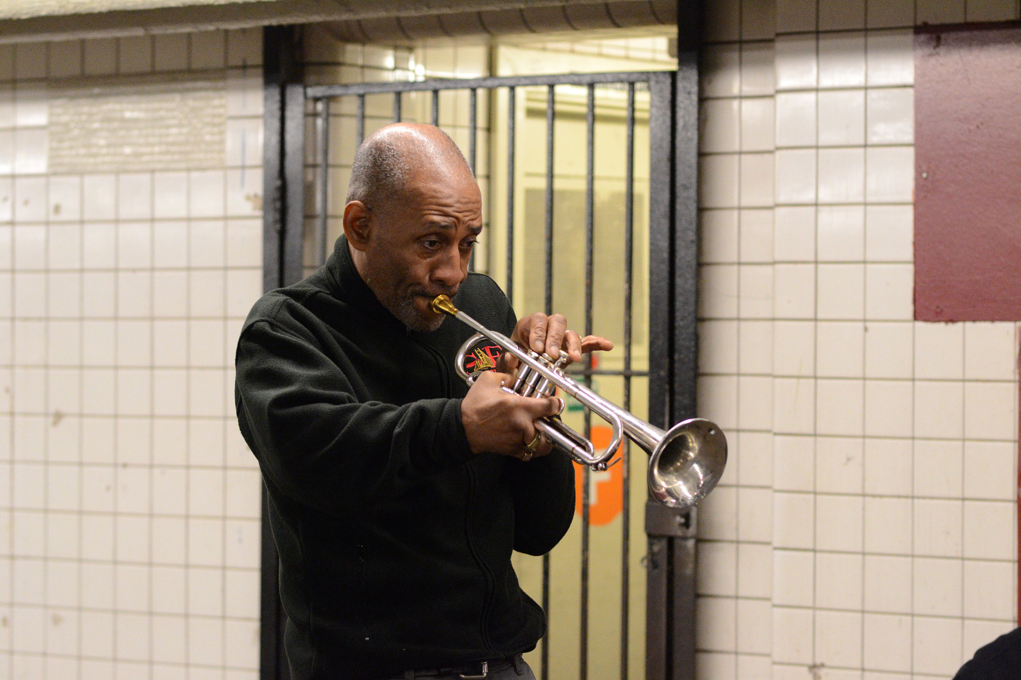 Nikon D3100 + Nikon AF-S Nikkor 85mm F1.8G sample photo. Subwayjazz photography