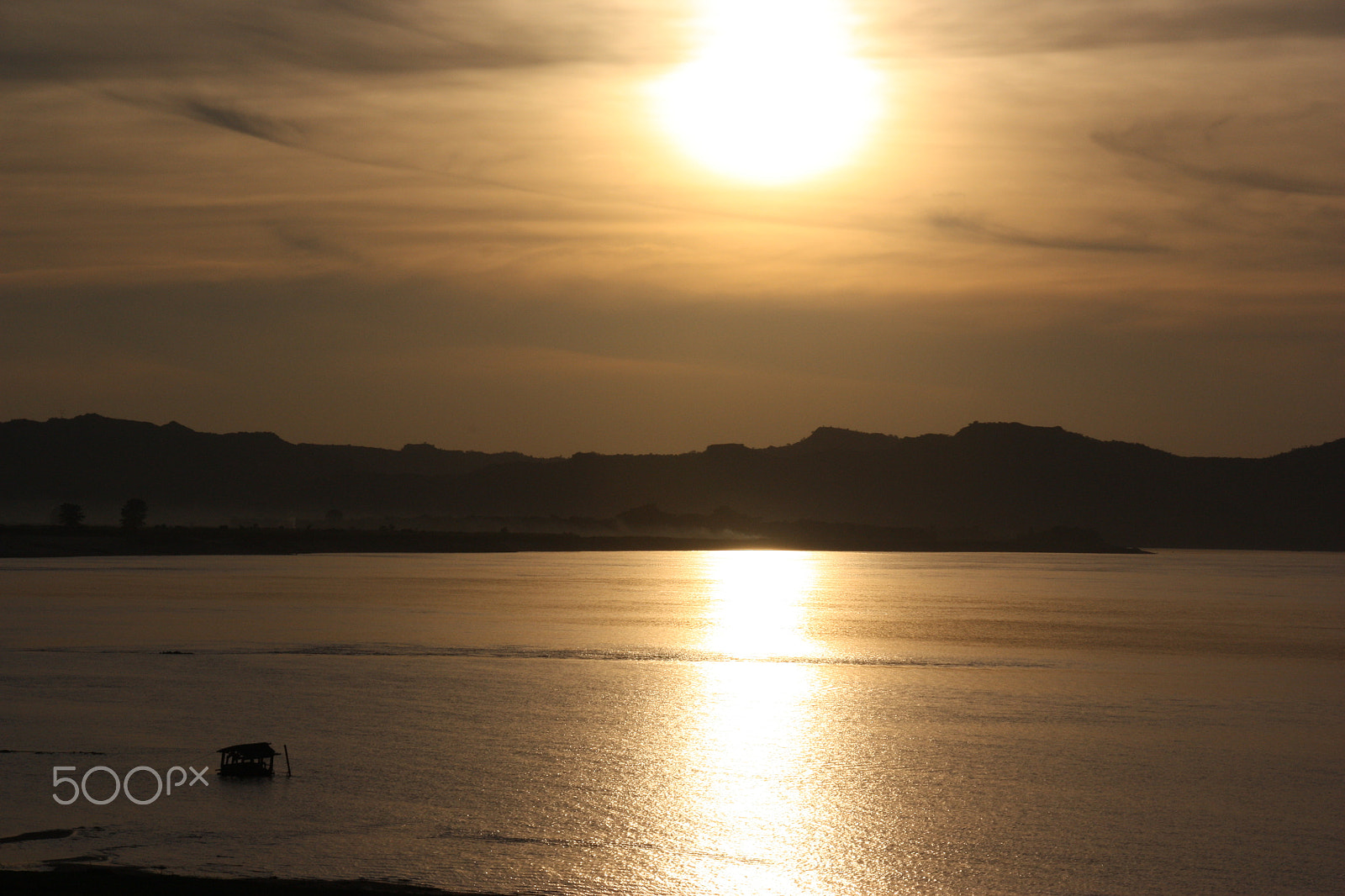 Canon EOS 450D (EOS Rebel XSi / EOS Kiss X2) sample photo. Lake in bagan photography