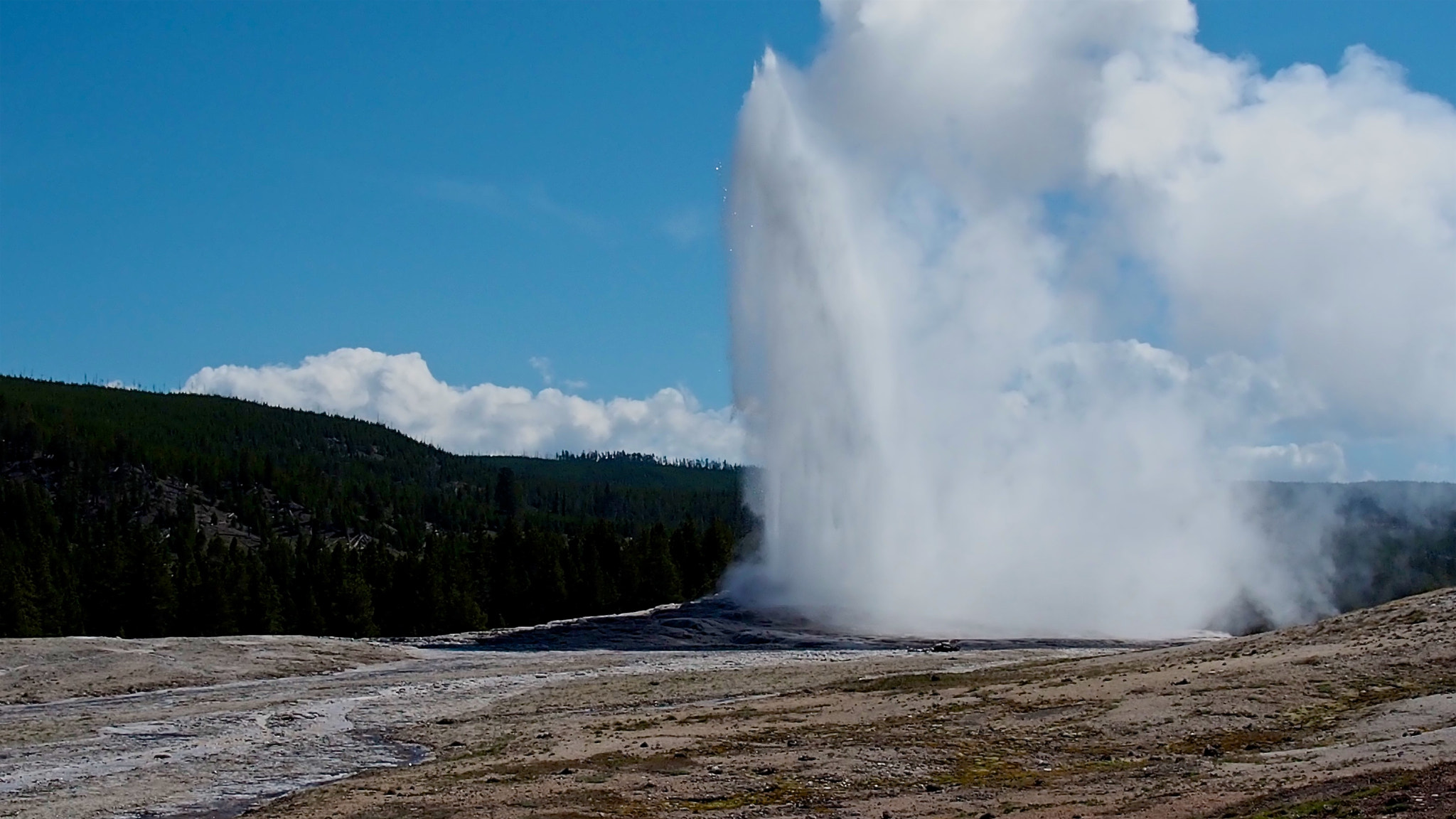 Olympus OM-D E-M10 + Olympus M.Zuiko Digital ED 14-150mm F4-5.6 sample photo. Old faithful erupting photography