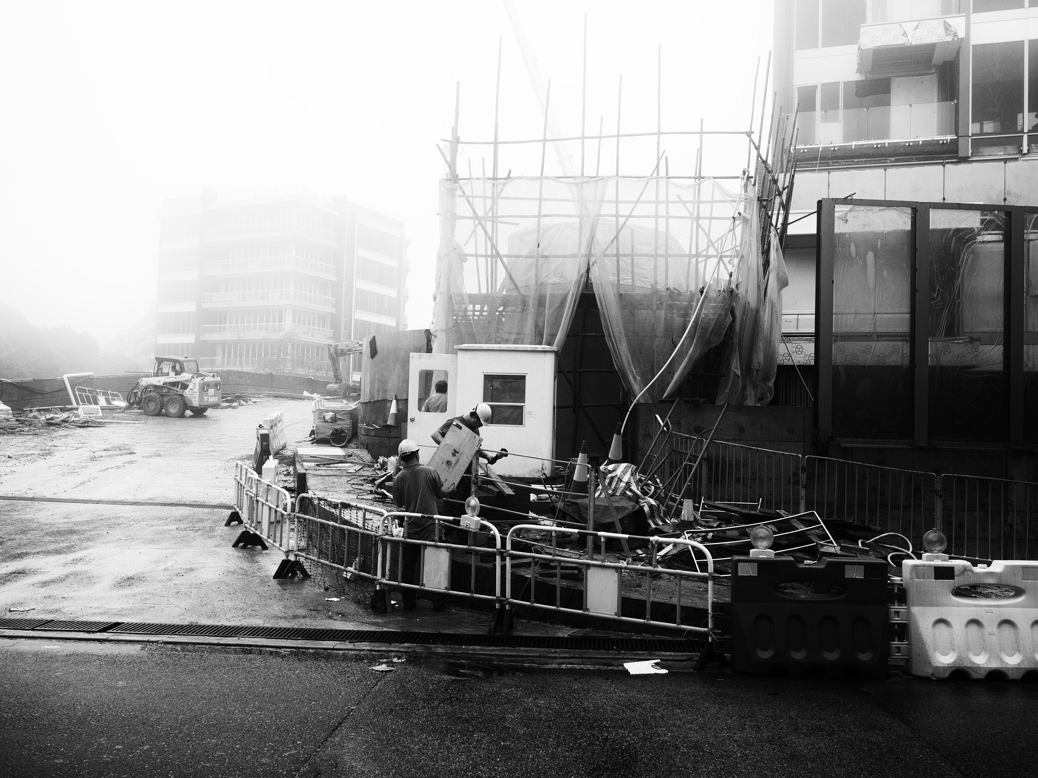 Olympus OM-D E-M5 II + LEICA DG SUMMILUX 15/F1.7 sample photo. Construction workers photography