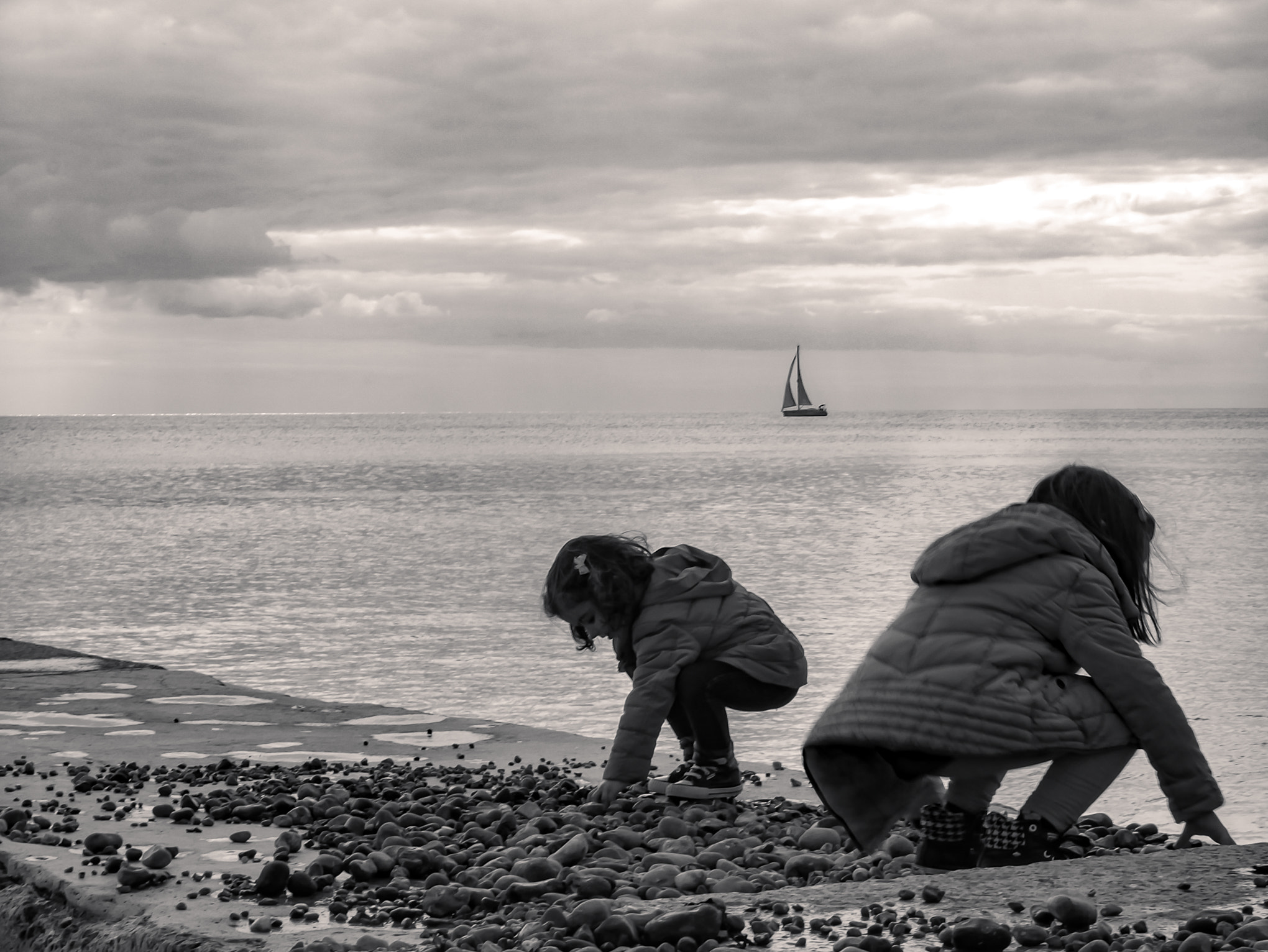 LUMIX G VARIO 45-150/F4.0-5.6 sample photo. Sisters playing by the sea photography