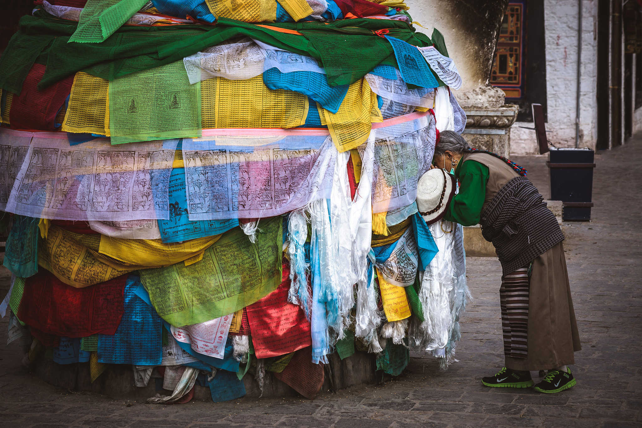 Sony a99 II + Tamron SP 70-300mm F4-5.6 Di USD sample photo. Praying tibetan old woman photography