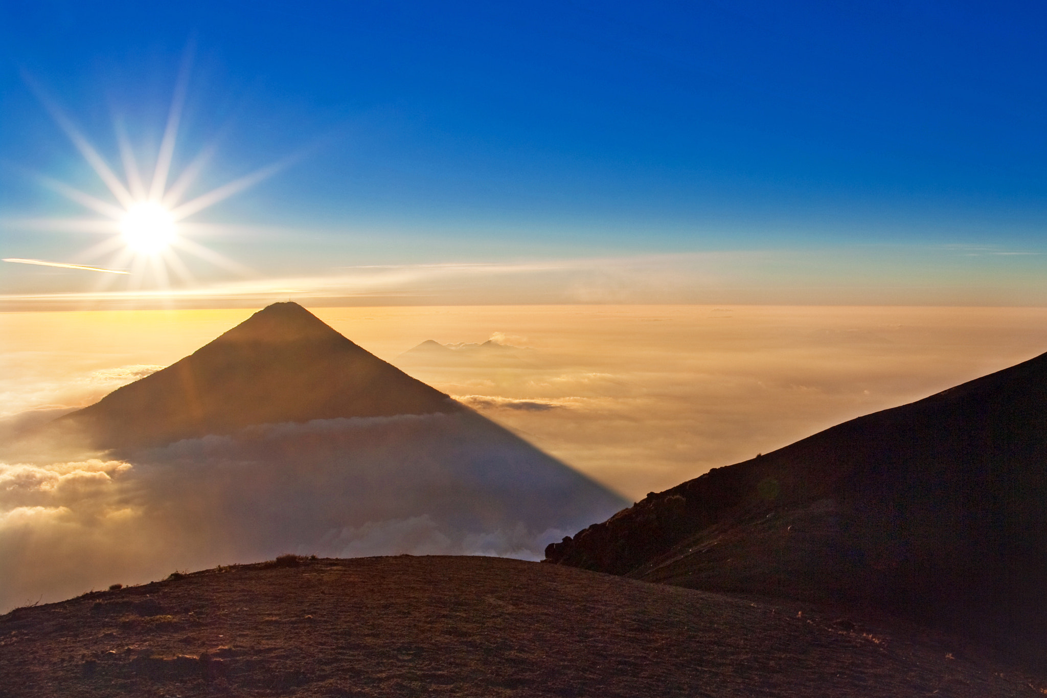 Pentax K20D + Pentax smc DA 21mm F3.2 AL Limited sample photo. Sunrise on acatenango - guatemala photography