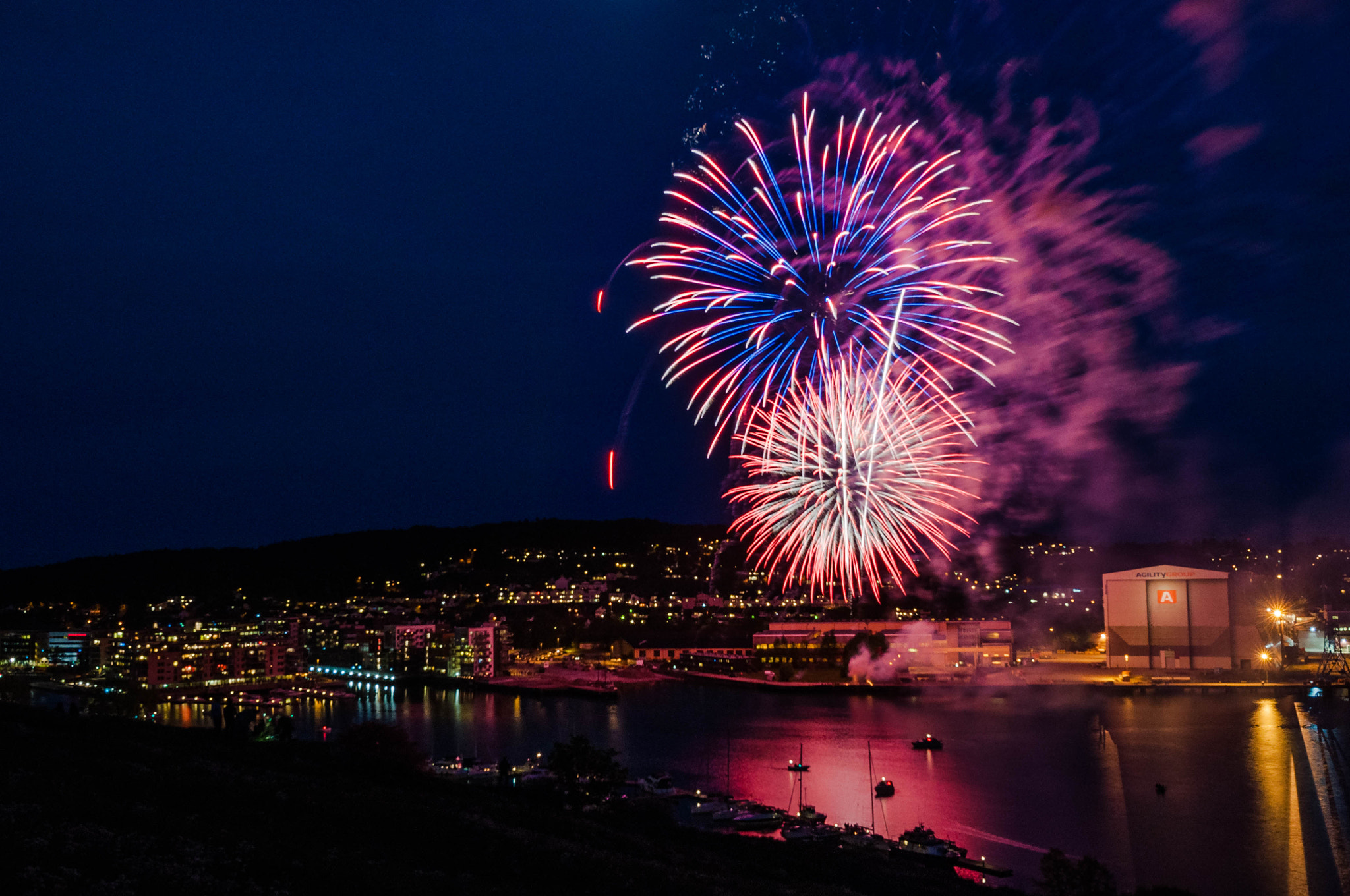 Nikon AF-S Nikkor 14-24mm F2.8G ED sample photo. Fireworks in tonsberg norway in national day photography