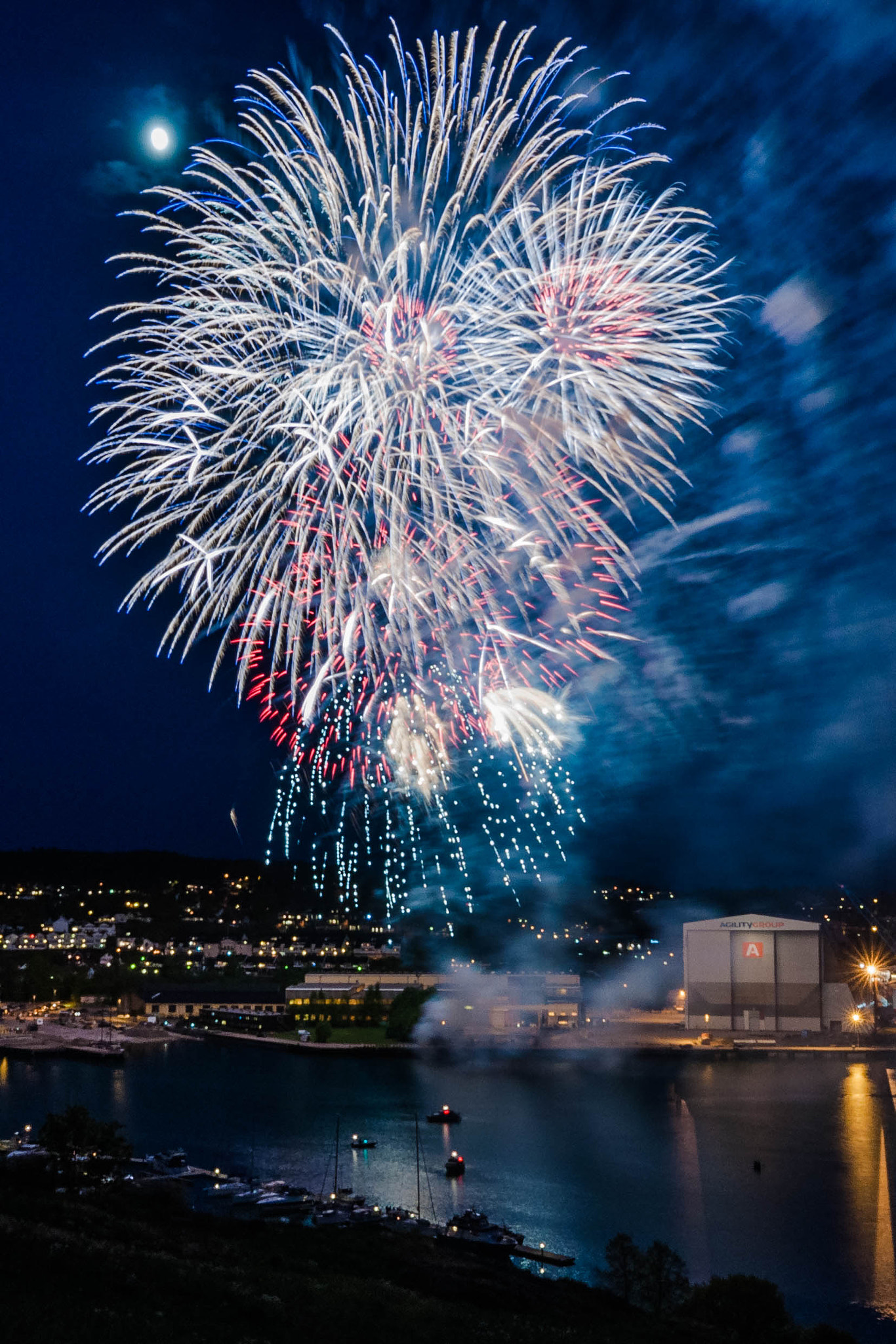 Nikon AF-S Nikkor 14-24mm F2.8G ED sample photo. Fireworks in tonsberg, national day 17.05.2016 photography