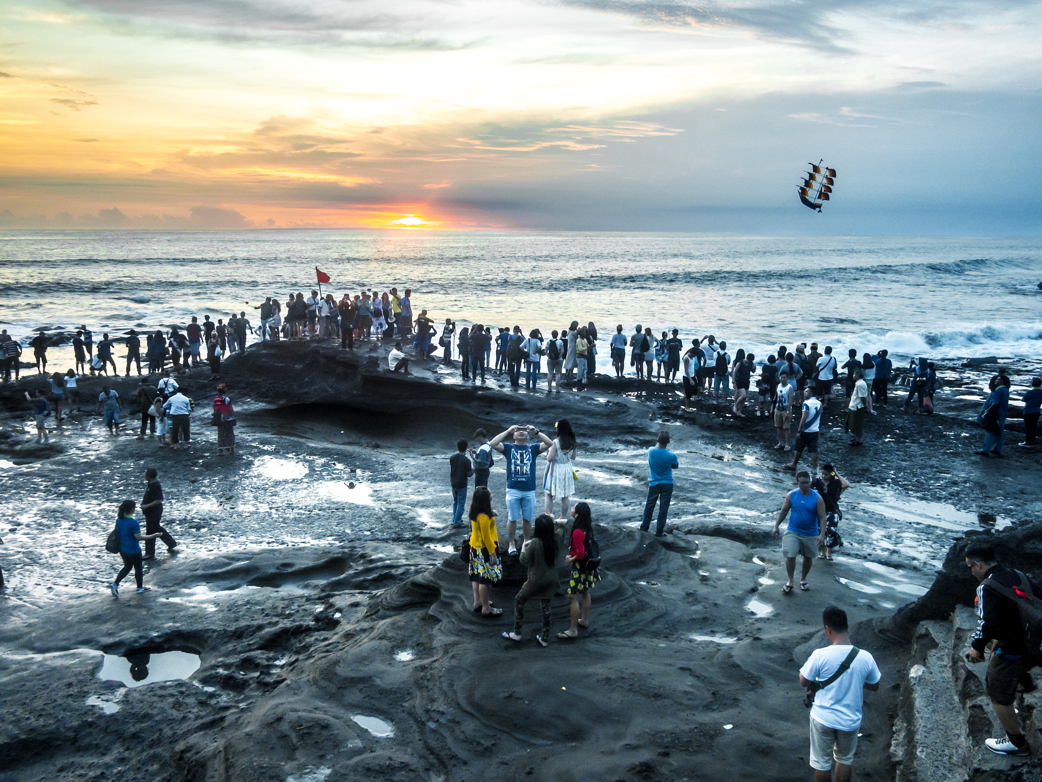 Olympus OM-D E-M5 + Panasonic Lumix G 14mm F2.5 ASPH sample photo. Tanah lot bali photography