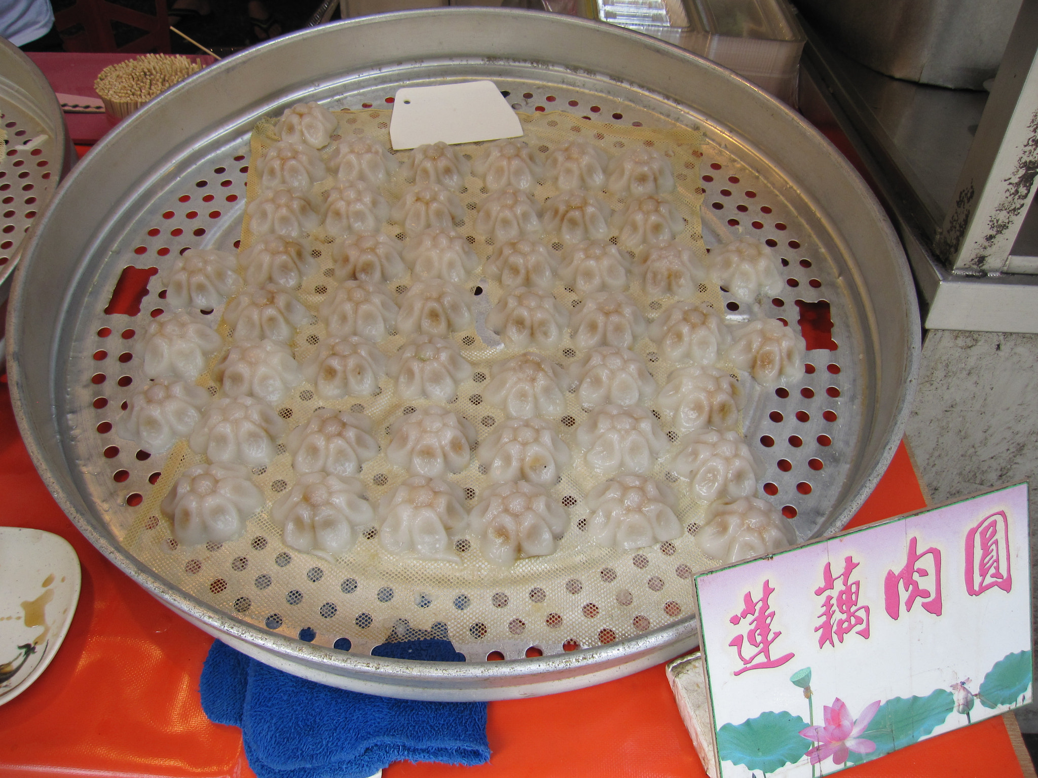 Canon PowerShot SD960 IS (Digital IXUS 110 IS / IXY Digital 510 IS) sample photo. 『北投市場-攤販 (蒸蓮藕肉丸)．beitou market  - street vendor ( steamed lotus root rice-meat dumplings)』 photography