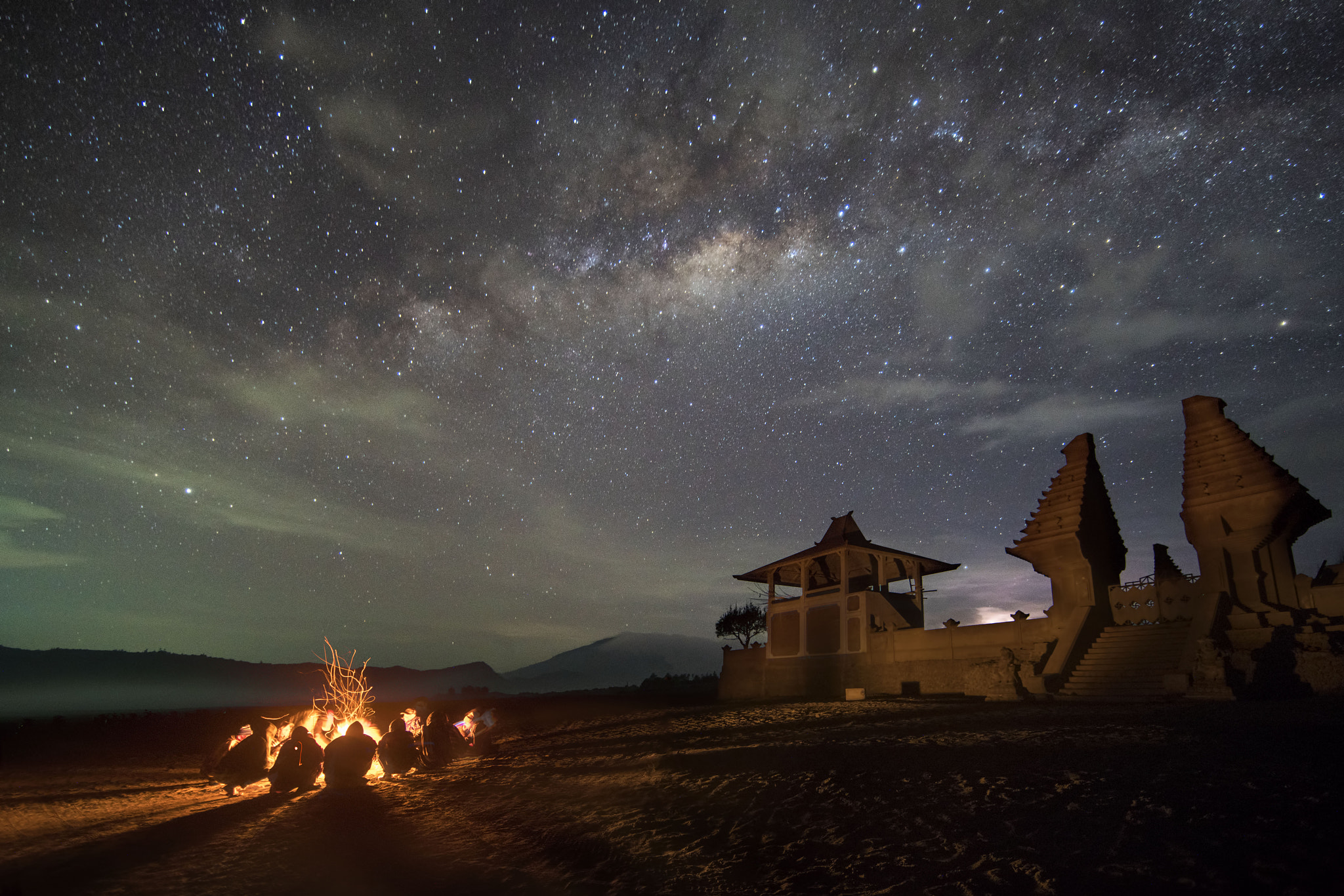 Sony a7R II + Canon EF 14mm F2.8L II USM sample photo. Keeping warm photography