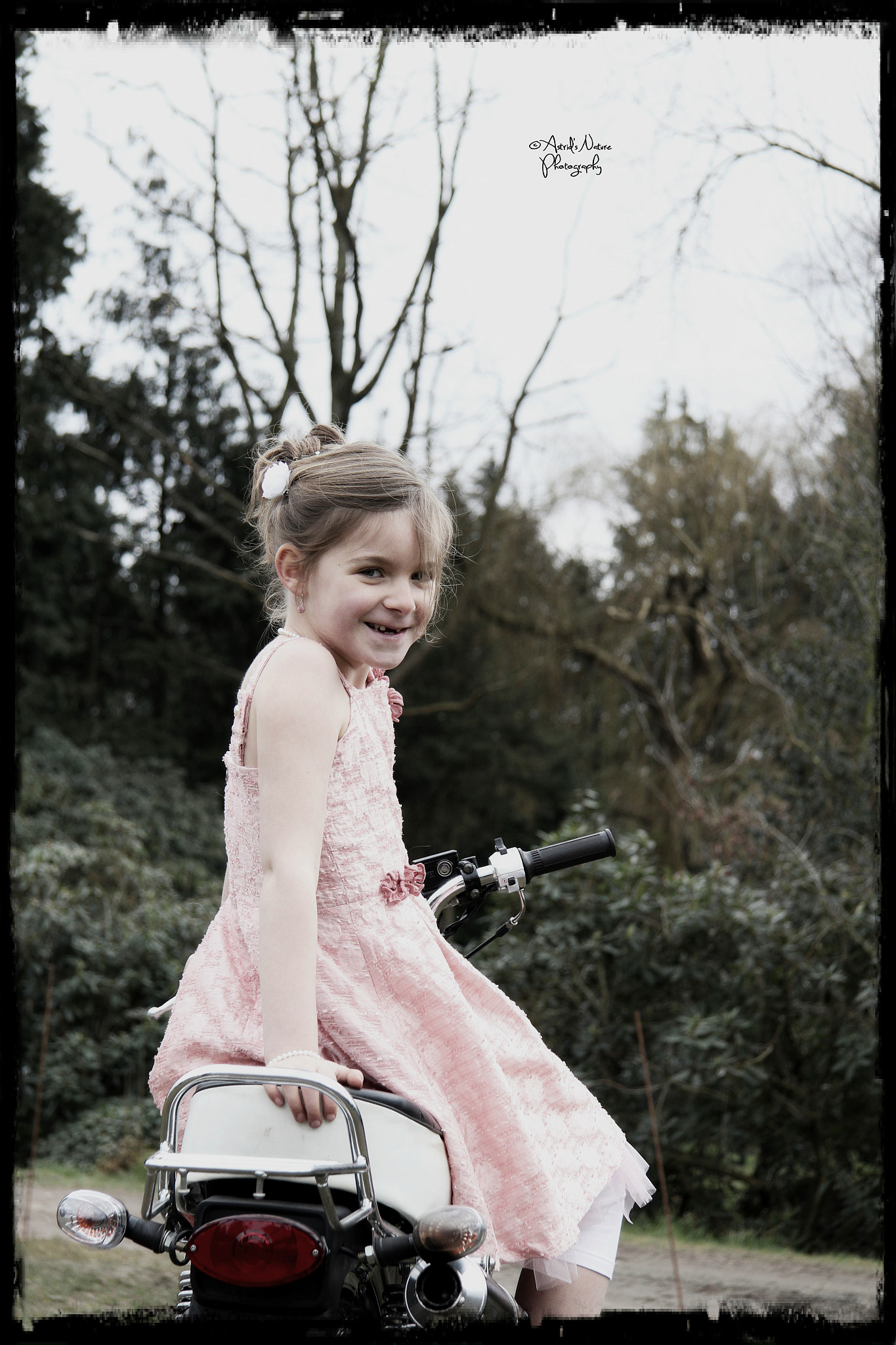 Canon EOS 550D (EOS Rebel T2i / EOS Kiss X4) + Canon EF 28mm F2.8 sample photo. Little girls photography