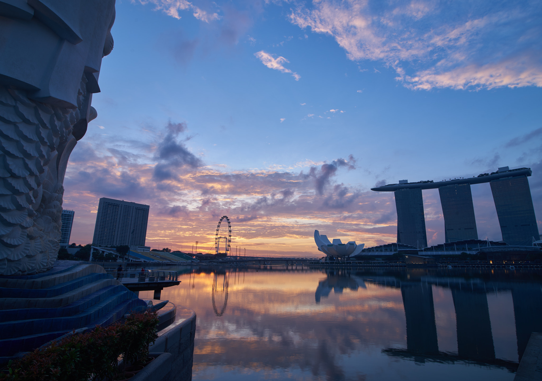 Sony a7R + 16-28mm F2.8 sample photo. Sunrise at merlion park photography