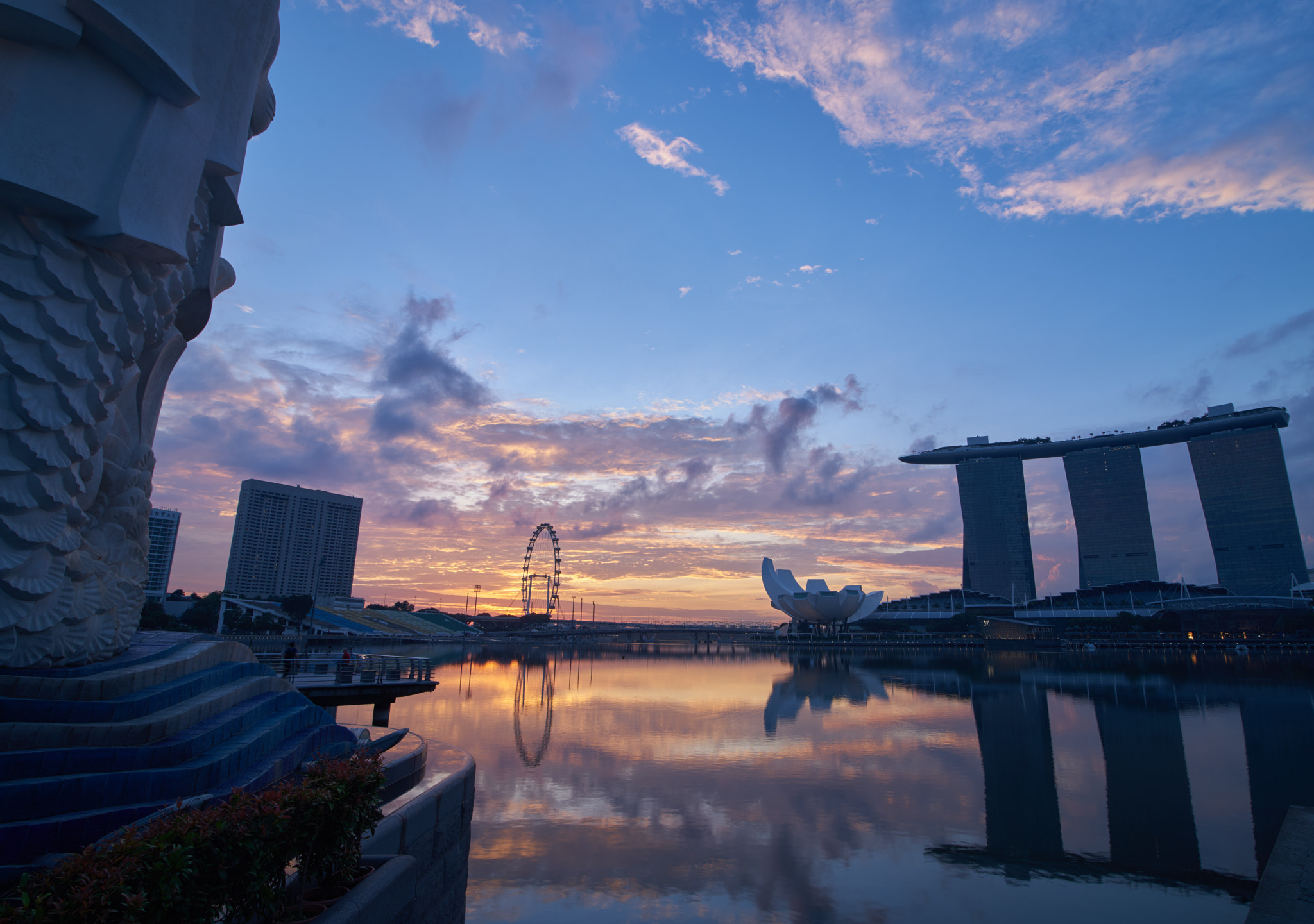 16-28mm F2.8 sample photo. Sunrise at merlion park photography