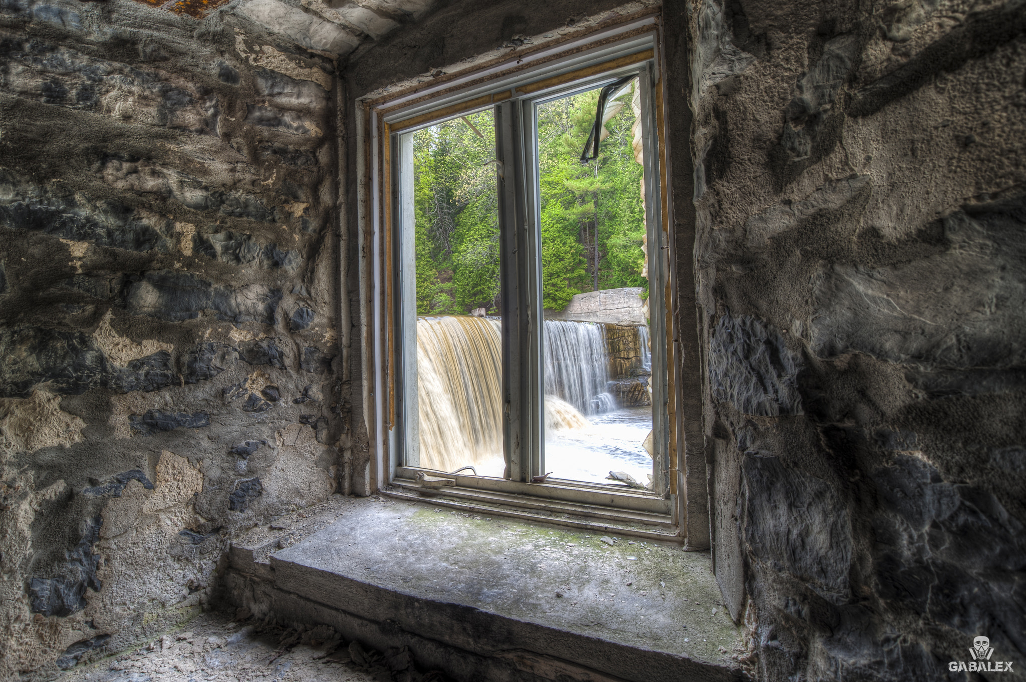 Nikon D700 + Sigma 17-35mm F2.8-4 EX Aspherical sample photo. Broken window photography
