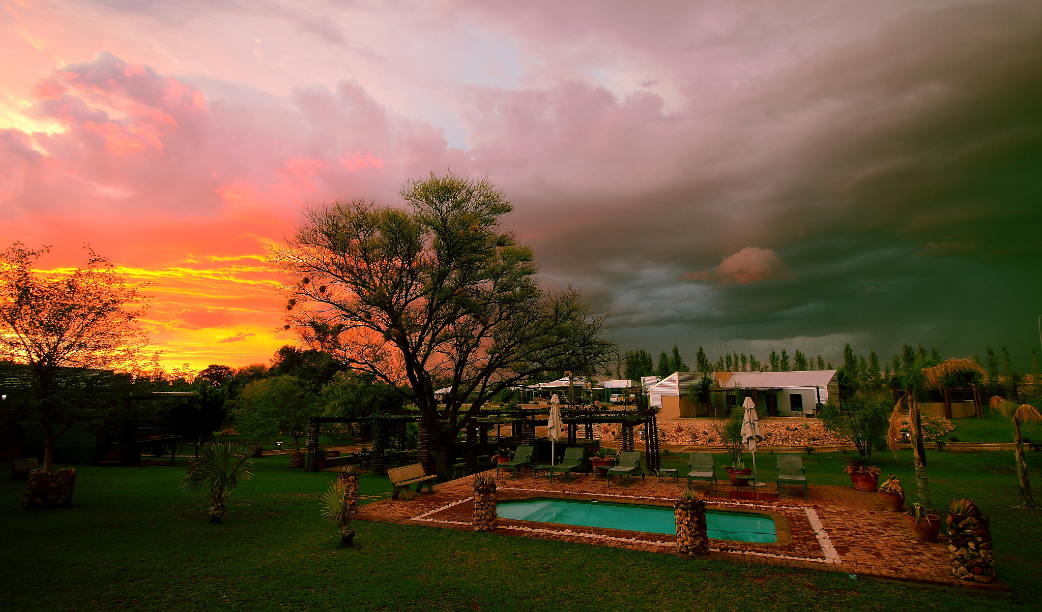 Canon EF-S 10-18mm F4.5–5.6 IS STM sample photo. Sunset and storm in the pool photography