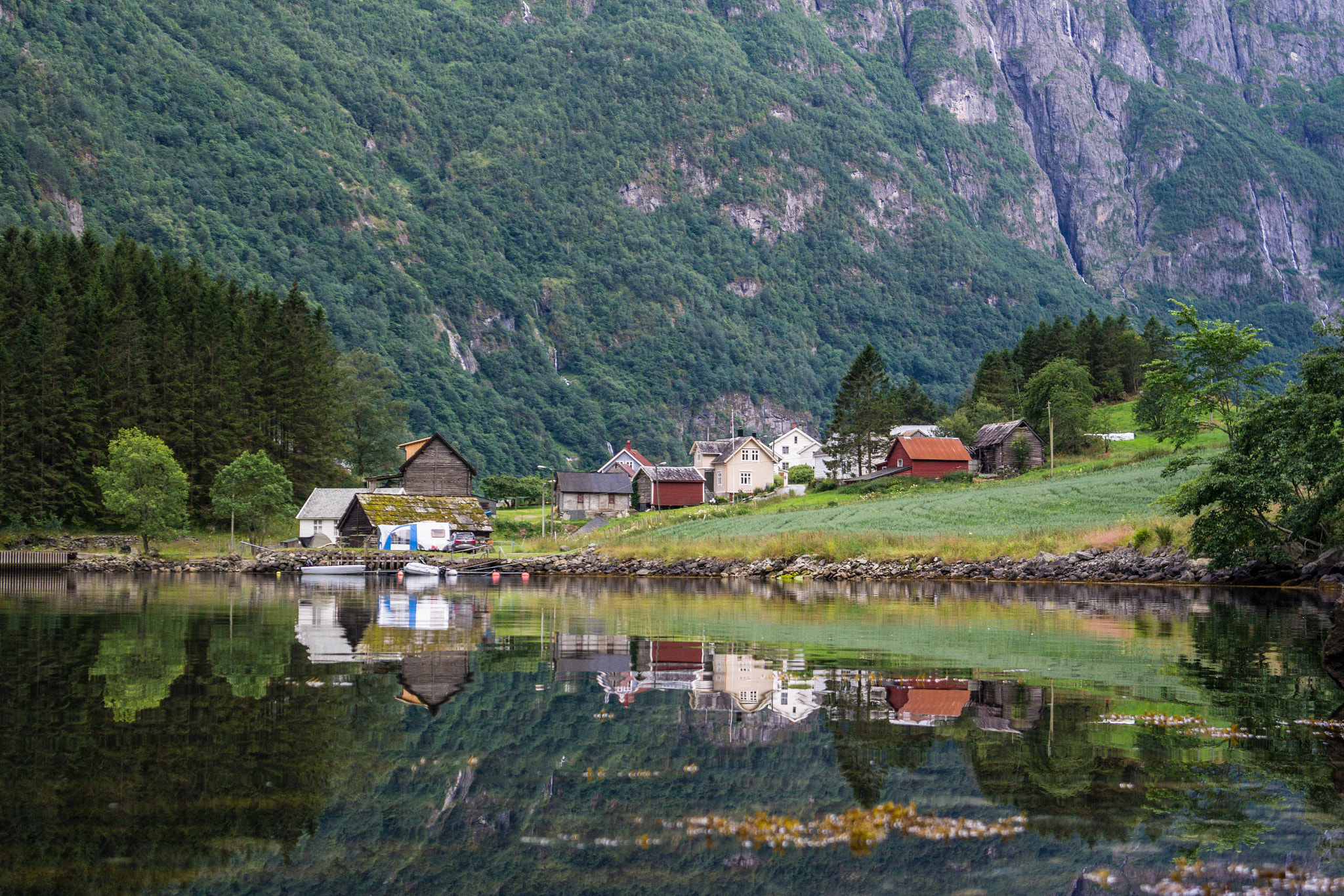 Samsung NX300 + Samsung NX 20-50mm F3.5-5.6 ED sample photo. Bakka, nærøyfjorden photography