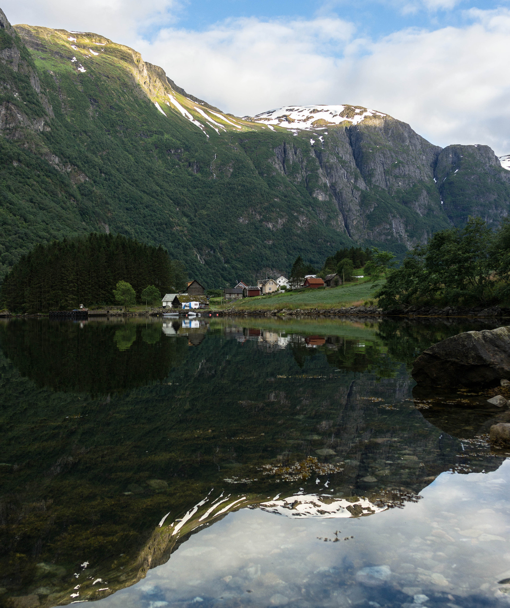 Samsung NX300 + Samsung NX 20-50mm F3.5-5.6 ED sample photo. Bakka, nærøyfjorden photography