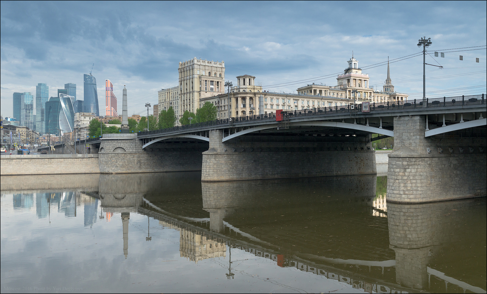 Panasonic Lumix DMC-G3 + Panasonic Leica DG Summilux 25mm F1.4 II ASPH sample photo. Russia. moscow. borodinsky bridge and moscow-city. photography