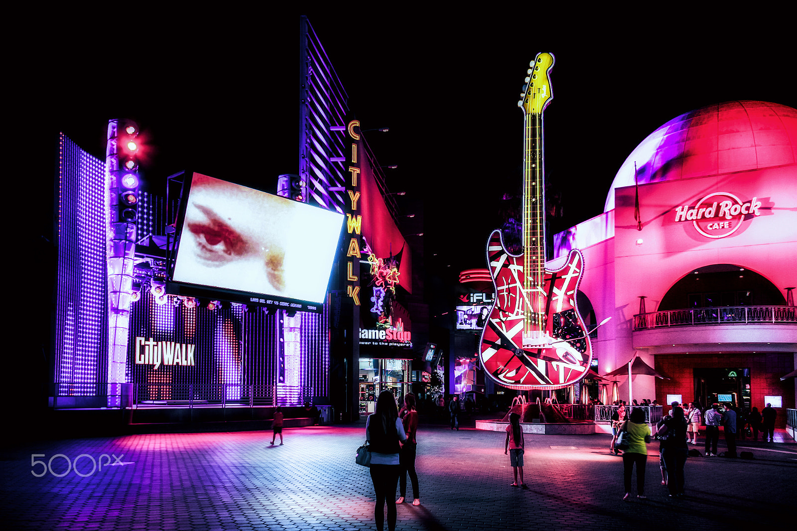 Canon EF 28-300mm F3.5-5.6L IS USM sample photo. City walk... photography